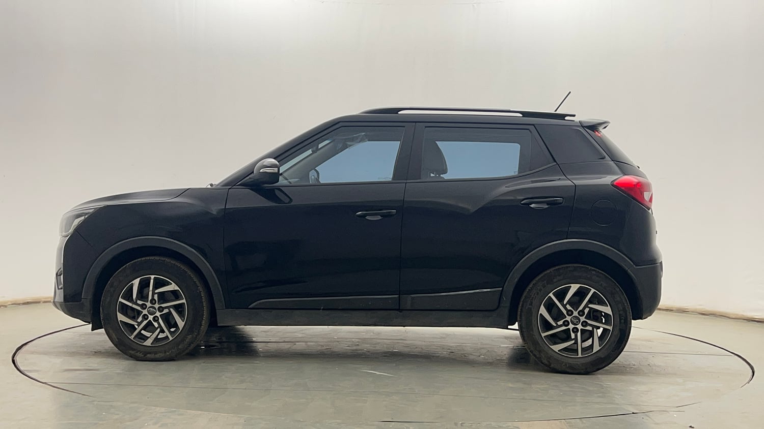 Used 2022 Mahindra XUV 300 W8 (O) 1.2 Petrol Petrol Manual exterior LEFT SIDE VIEW