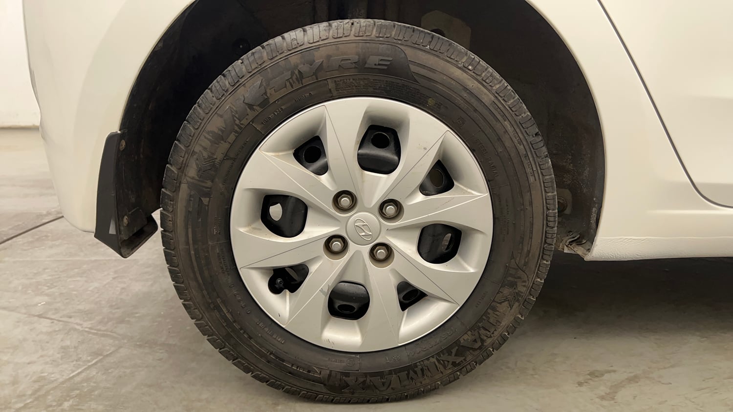 Used 2015 Hyundai Elite i20 Magna 1.2 Petrol Manual tyres RIGHT REAR TYRE RIM VIEW