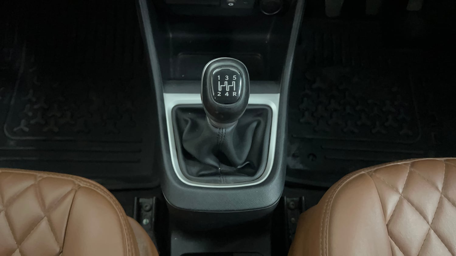 Used 2023 Tata Punch Creative Dual Tone Petrol Manual interior GEAR  KNOB VIEW