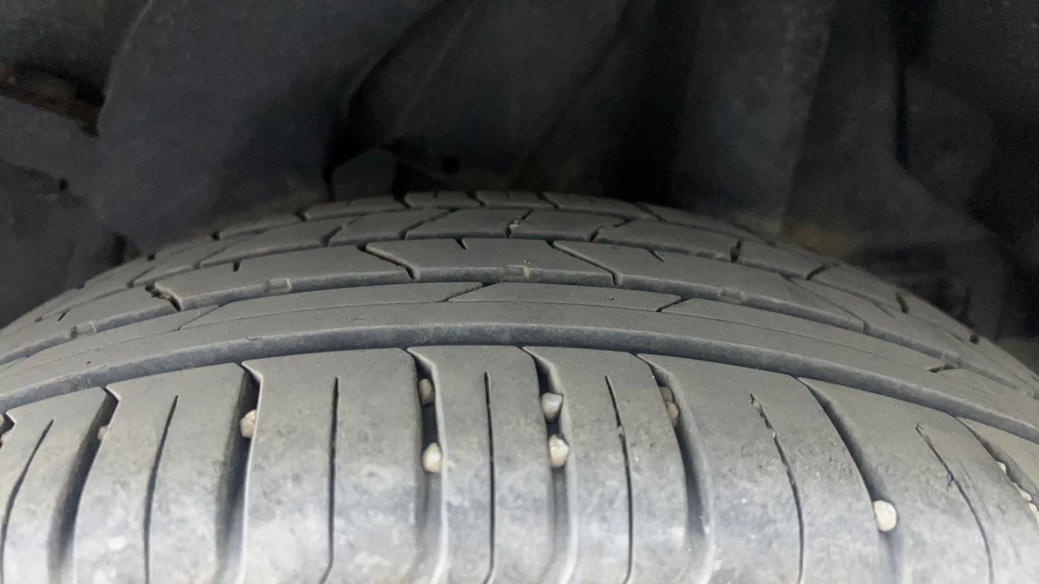Used 2025 Hyundai Venue SX (O) 1.0 Turbo DCT Petrol Automatic tyres LEFT REAR TYRE TREAD VIEW