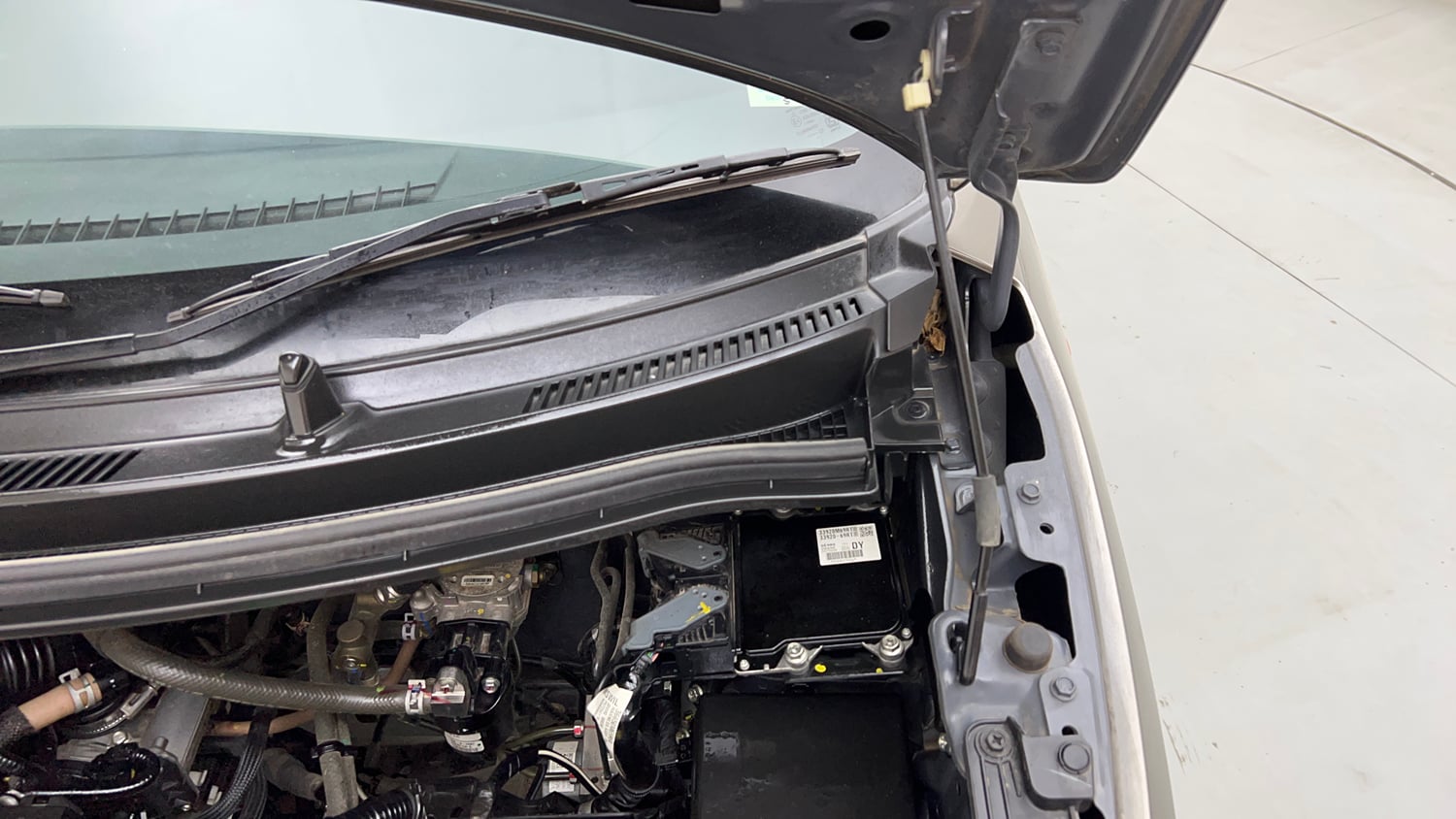 Used 2025 Maruti Suzuki Wagon R VXI 1.0 CNG Cng Manual engine ENGINE LEFT SIDE HINGE & APRON VIEW