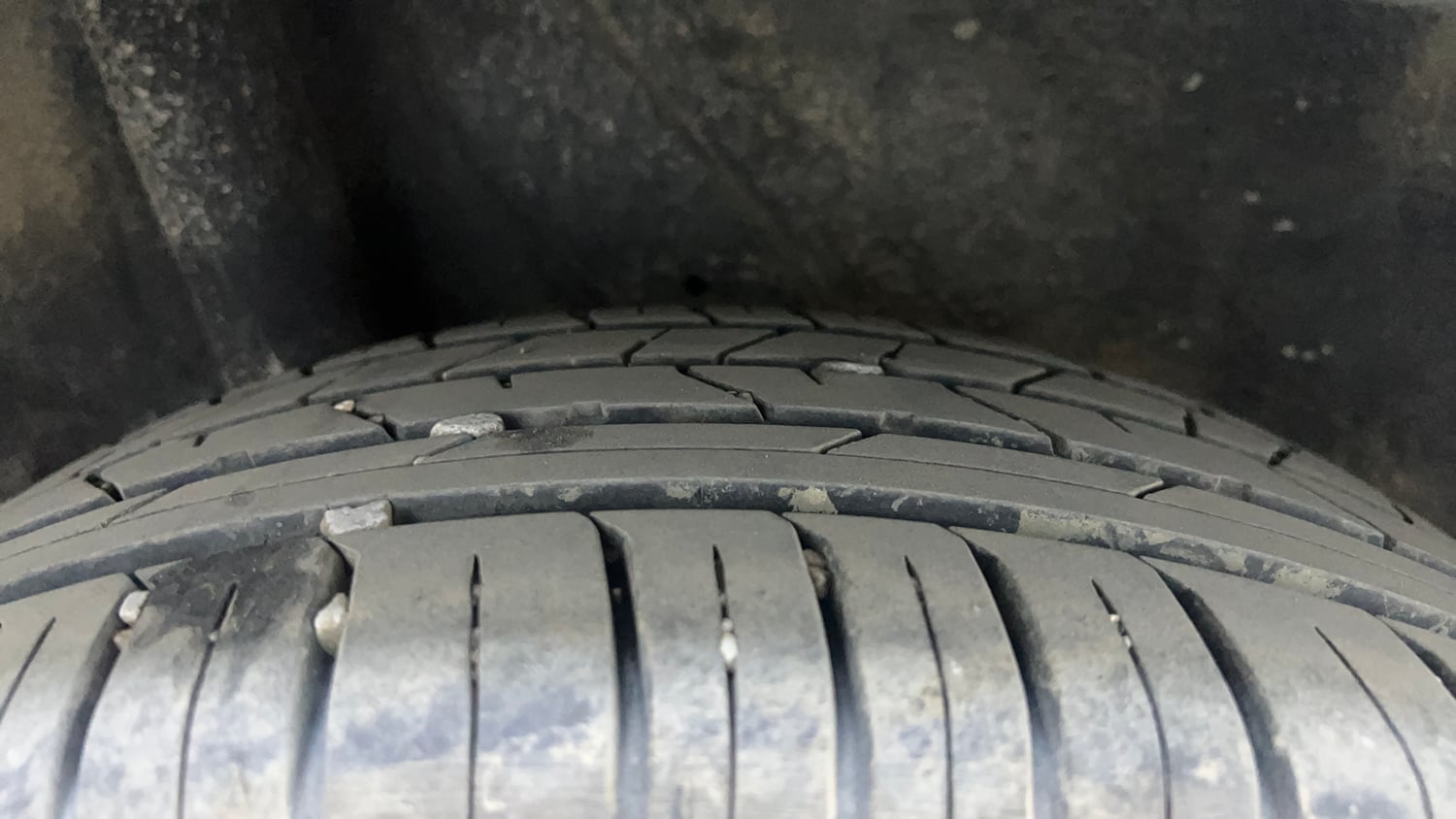 Used 2025 Hyundai Venue SX (O) 1.0 Turbo DCT Petrol Automatic tyres RIGHT REAR TYRE TREAD VIEW