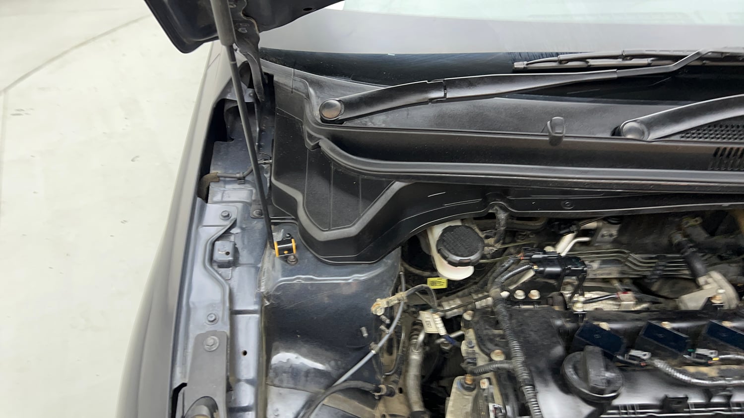 Used 2020 Hyundai i20 Sportz 1.2 MT Petrol Manual engine ENGINE RIGHT SIDE HINGE & APRON VIEW