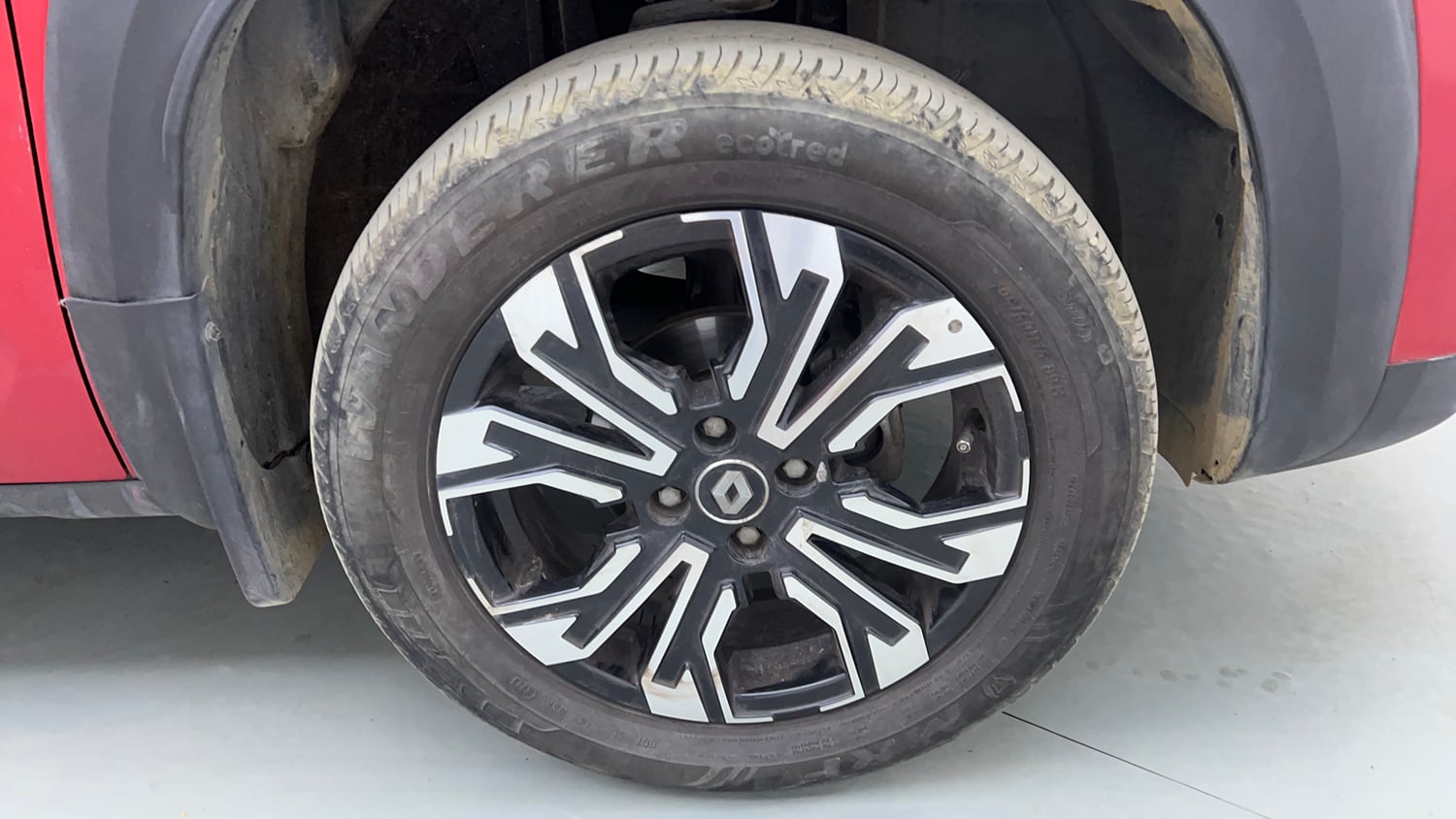 Used 2023 Renault Kiger RXZ AMT Petrol Automatic tyres RIGHT FRONT TYRE RIM VIEW