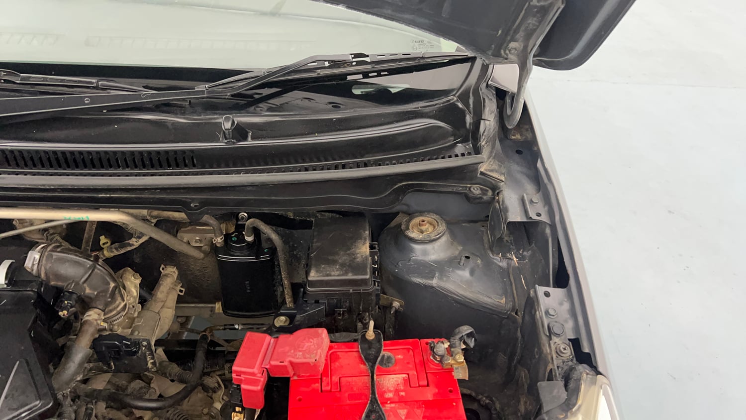 Used 2017 Maruti Suzuki Celerio VXi Petrol Manual engine ENGINE LEFT SIDE HINGE & APRON VIEW