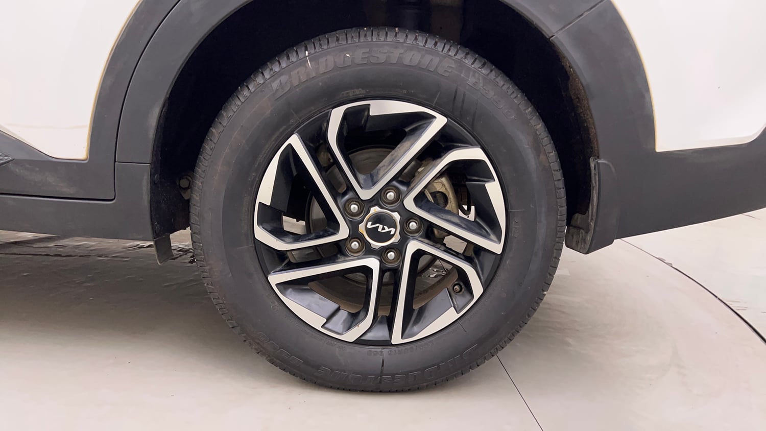 Used 2022 Kia Carens Prestige Plus 1.4 Petrol MT 7 STR Petrol Manual tyres LEFT REAR TYRE RIM VIEW
