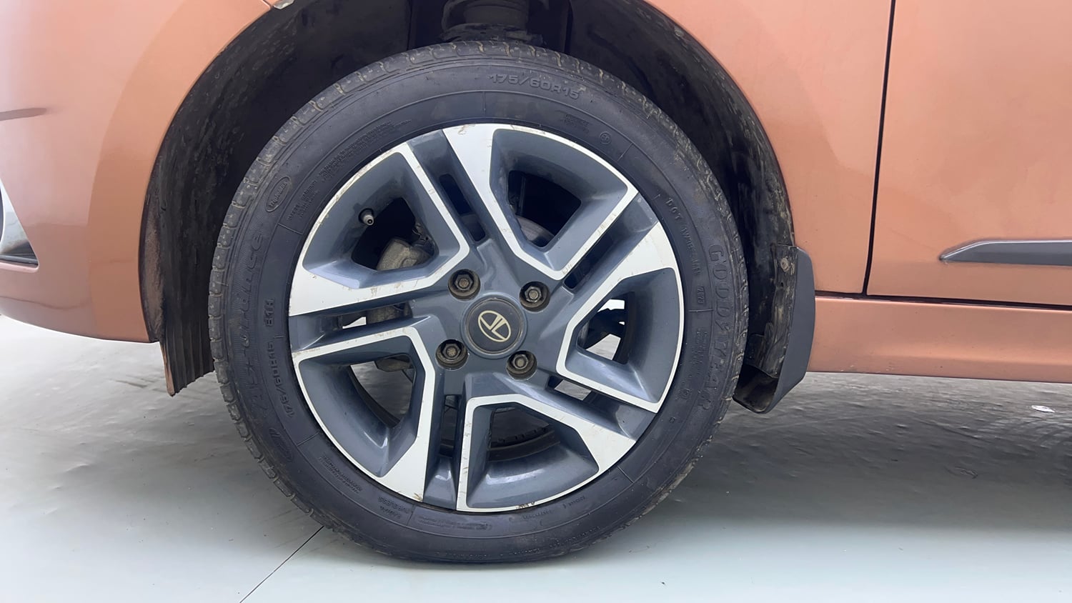 Used 2018 Tata Tigor Revotron XZA Petrol Automatic tyres LEFT FRONT TYRE RIM VIEW
