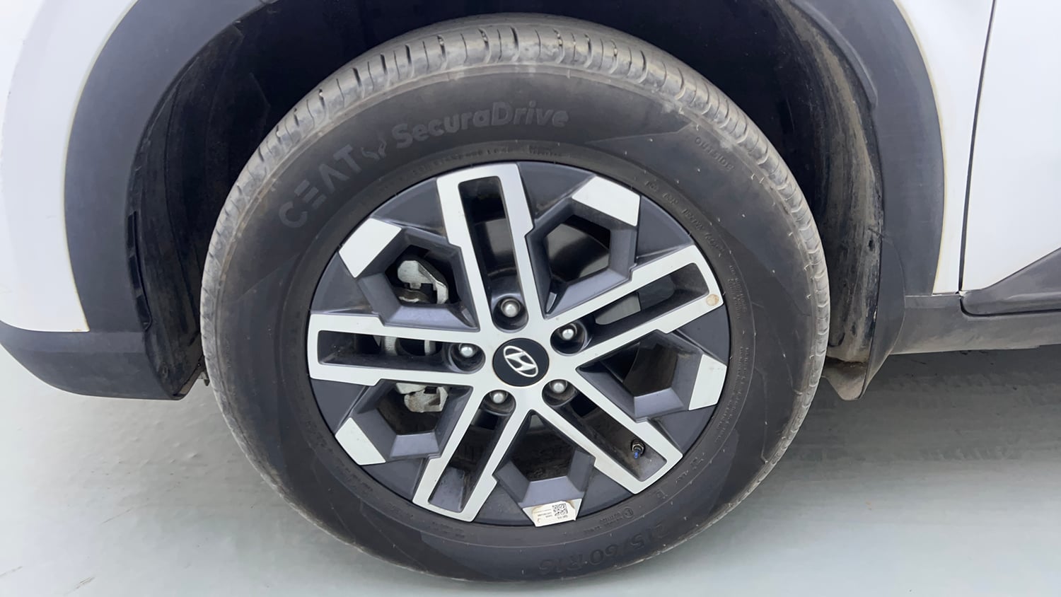 Used 2025 Hyundai Venue SX (O) 1.0 Turbo DCT Petrol Automatic tyres LEFT FRONT TYRE RIM VIEW