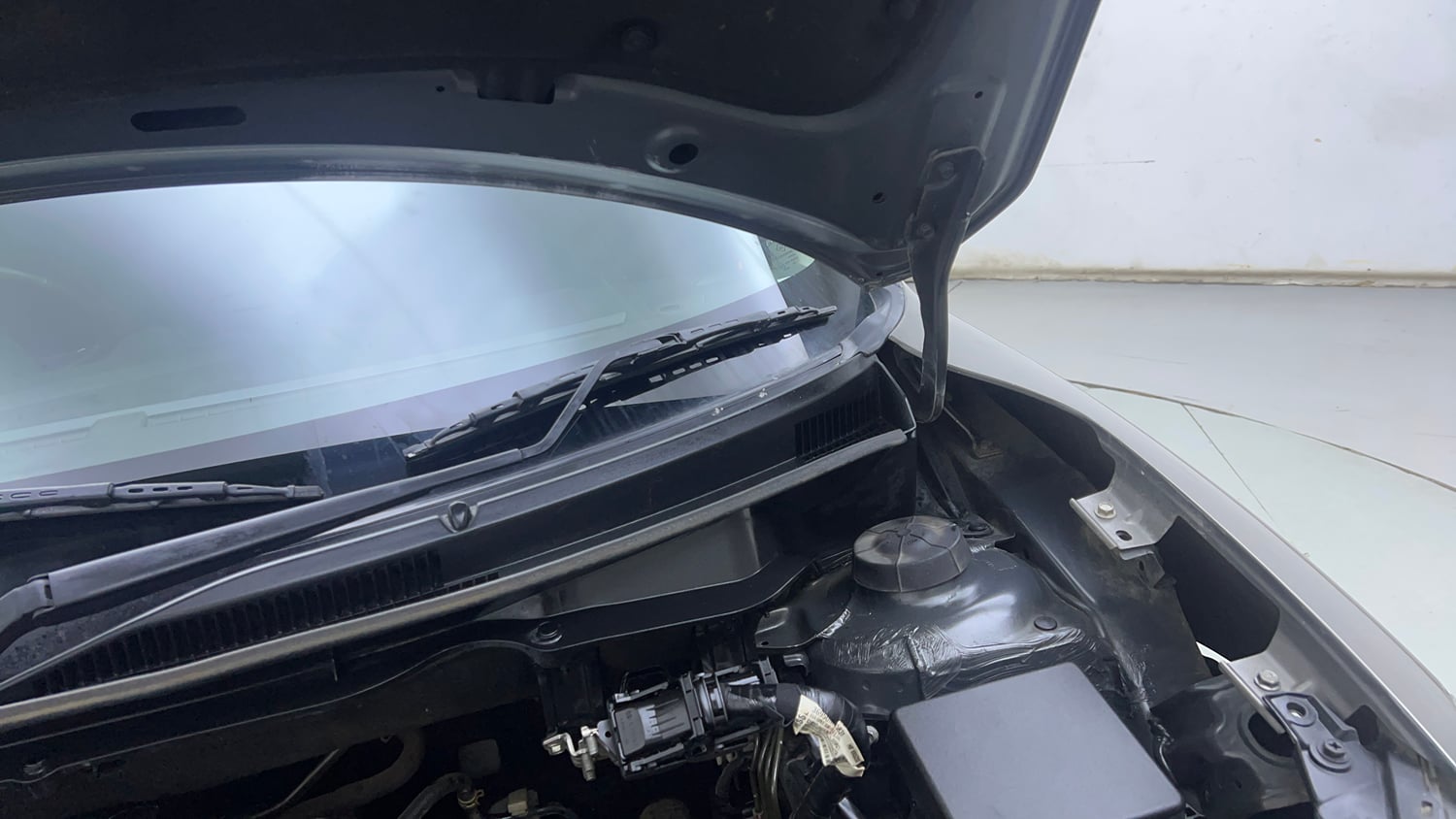 Used 2020 Maruti Suzuki Swift ZXi Plus AMT Petrol Automatic engine ENGINE LEFT SIDE HINGE & APRON VIEW
