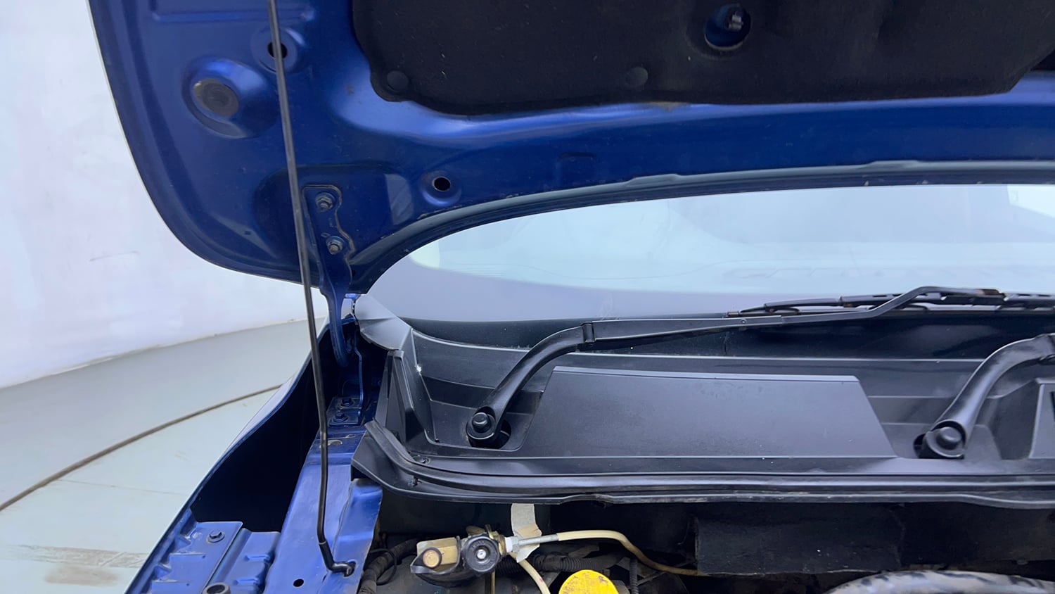 Used 2021 Renault Triber RXZ CNG (outside fitted) Cng Manual engine ENGINE RIGHT SIDE HINGE & APRON VIEW