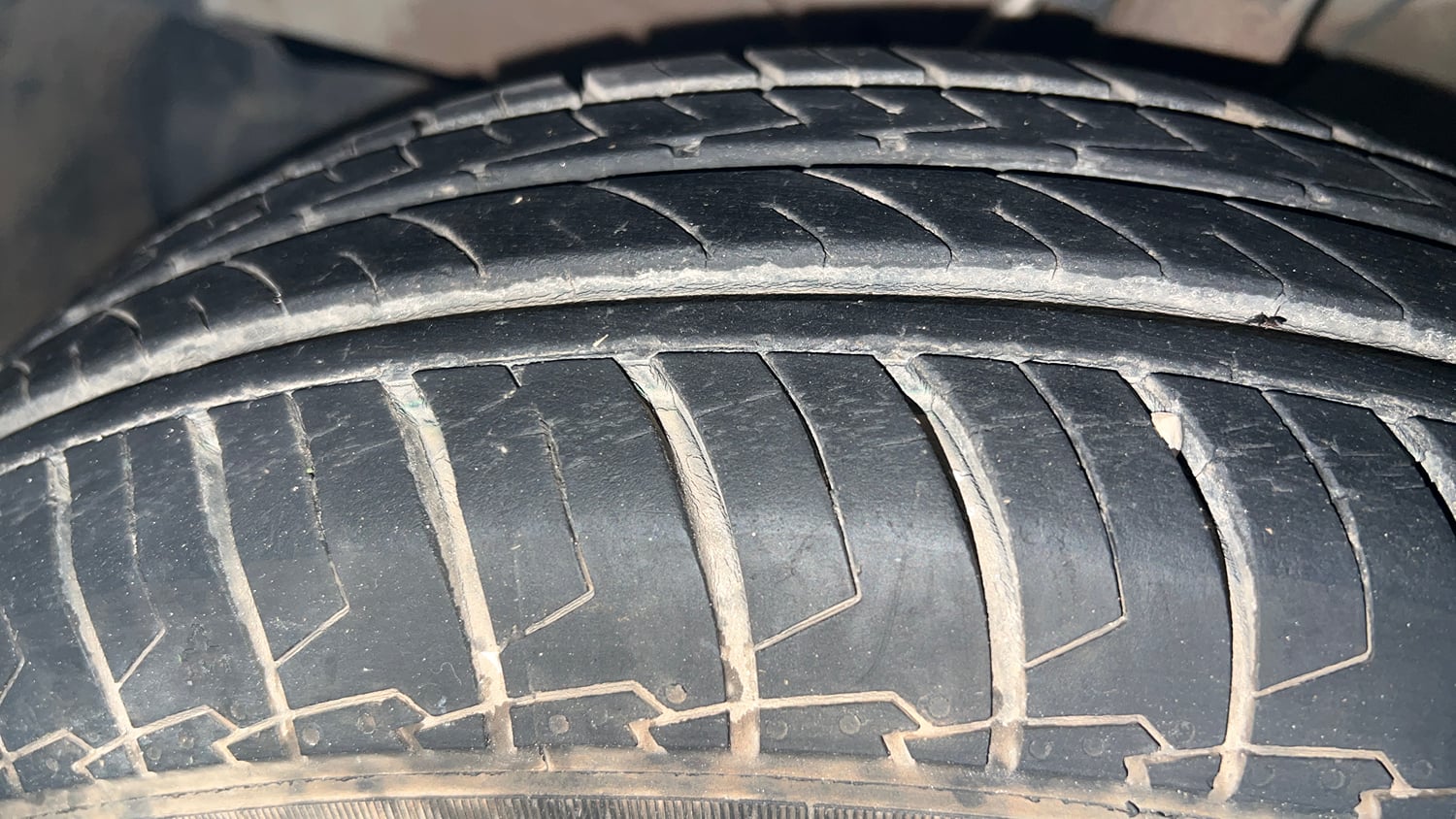 Used 2022 Maruti Suzuki Swift LXi Petrol Manual tyres LEFT FRONT TYRE TREAD VIEW
