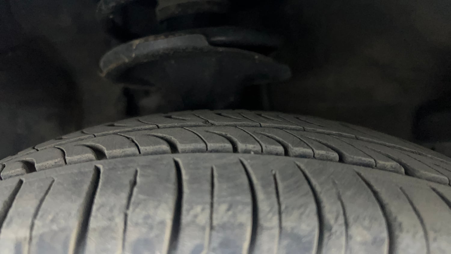 Used 2014 Hyundai i10 Sportz 1.1 iRDE2 Petrol Manual tyres RIGHT FRONT TYRE TREAD VIEW