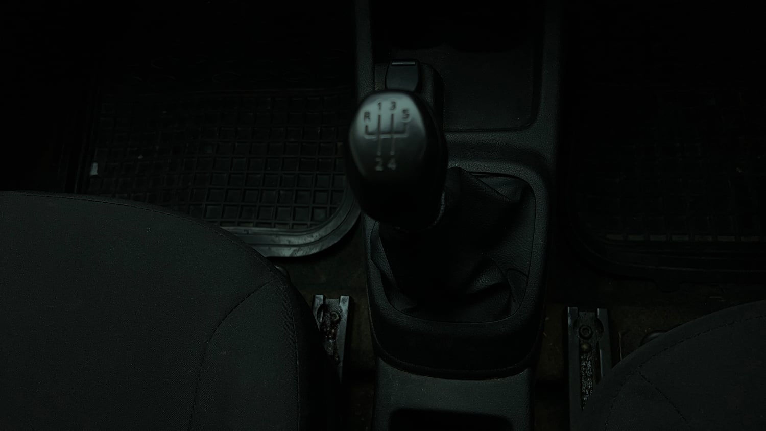 Used 2017 Renault Kwid 1.0 RXT Petrol Manual interior GEAR  KNOB VIEW