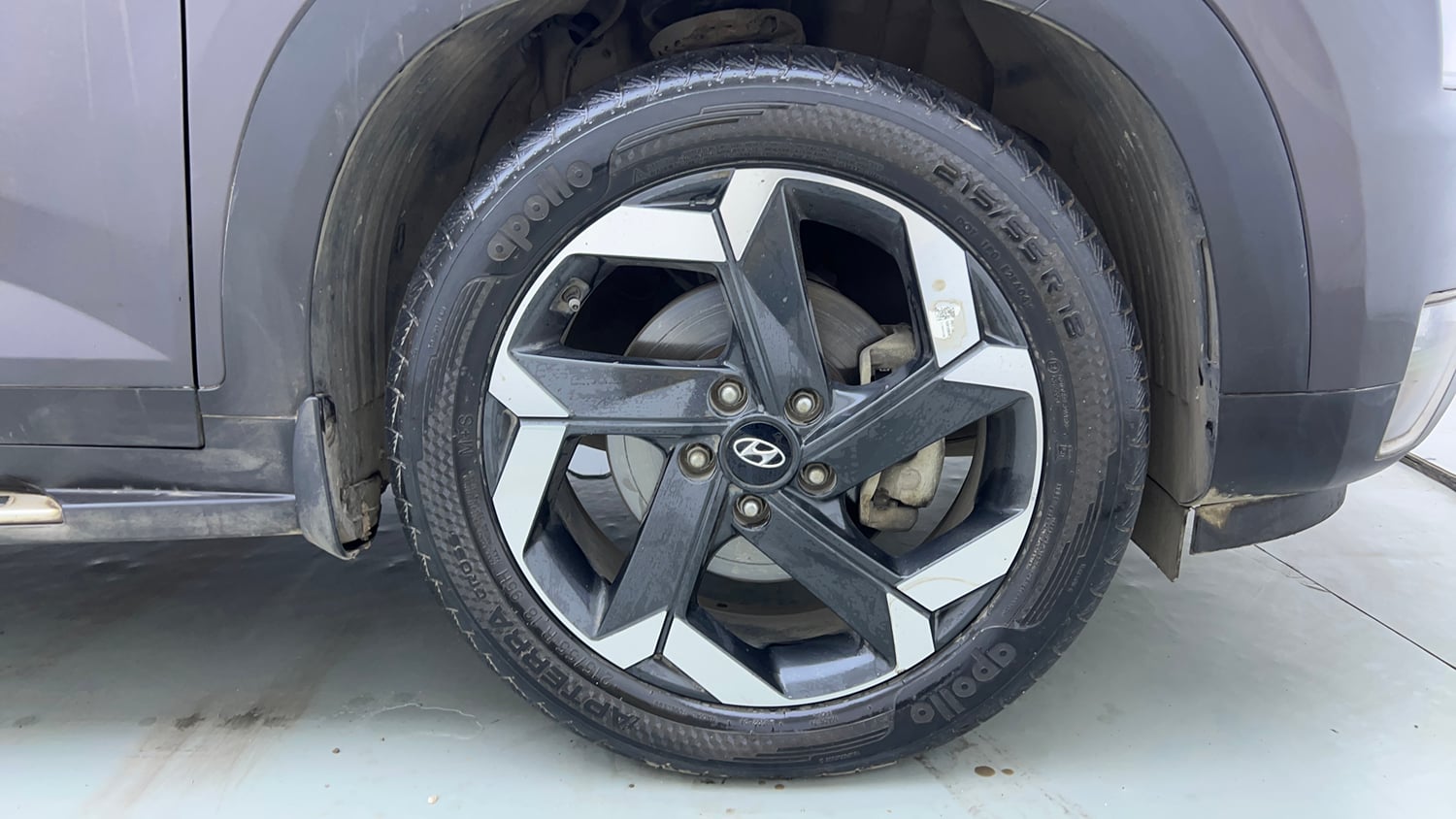 Used 2021 Hyundai Alcazar Platinum (O) 6 STR 2.0 Petrol AT Petrol Automatic tyres RIGHT FRONT TYRE RIM VIEW