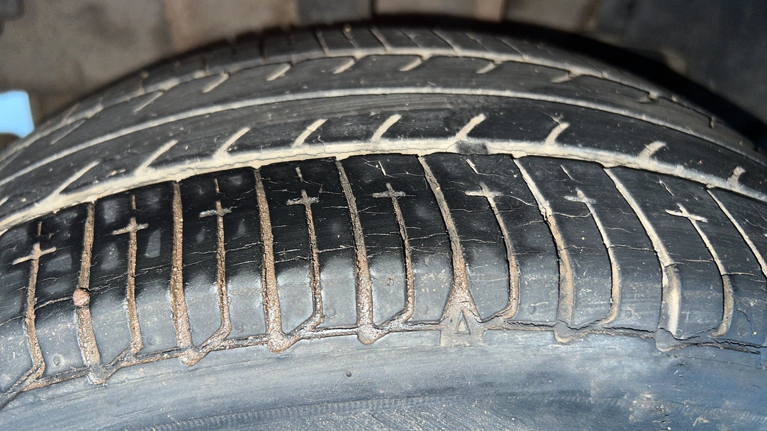 Used 2018 Tata Tigor Revotron XZA Petrol Automatic tyres RIGHT REAR TYRE TREAD VIEW