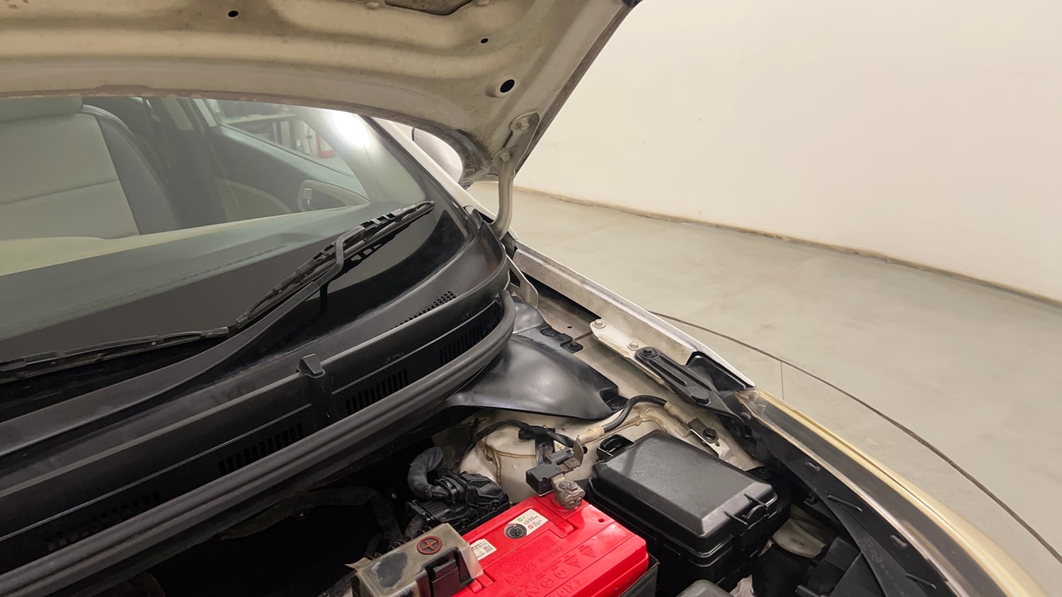 Used 2015 Hyundai Elite i20 Magna 1.2 Petrol Manual engine ENGINE LEFT SIDE HINGE & APRON VIEW