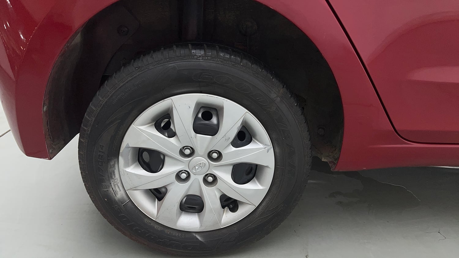 Used 2017 Hyundai Elite i20 Sportz 1.2 Petrol Manual tyres RIGHT REAR TYRE RIM VIEW