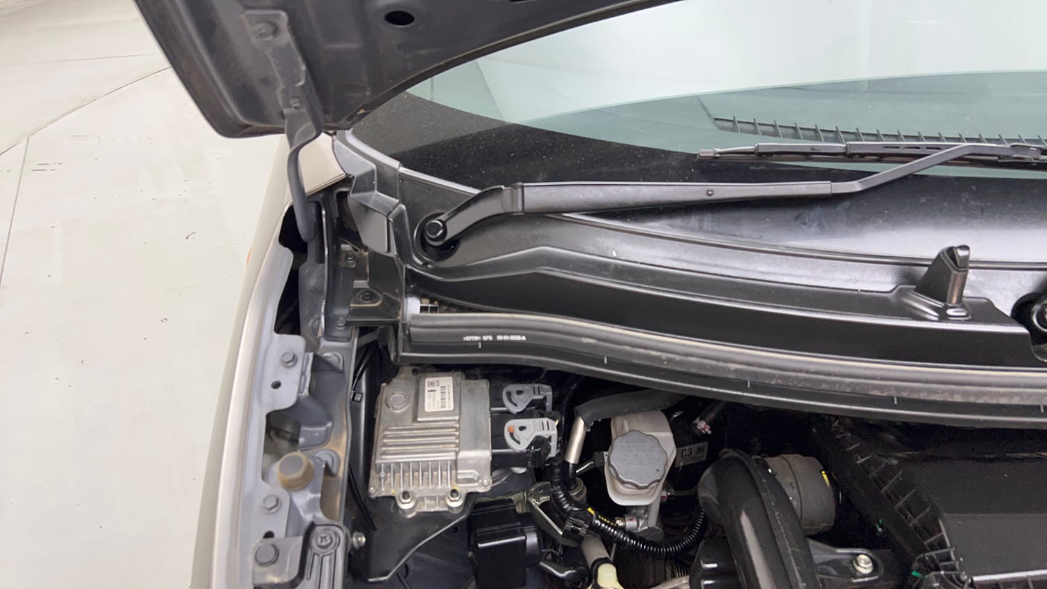 Used 2025 Maruti Suzuki Wagon R VXI 1.0 CNG Cng Manual engine ENGINE RIGHT SIDE HINGE & APRON VIEW