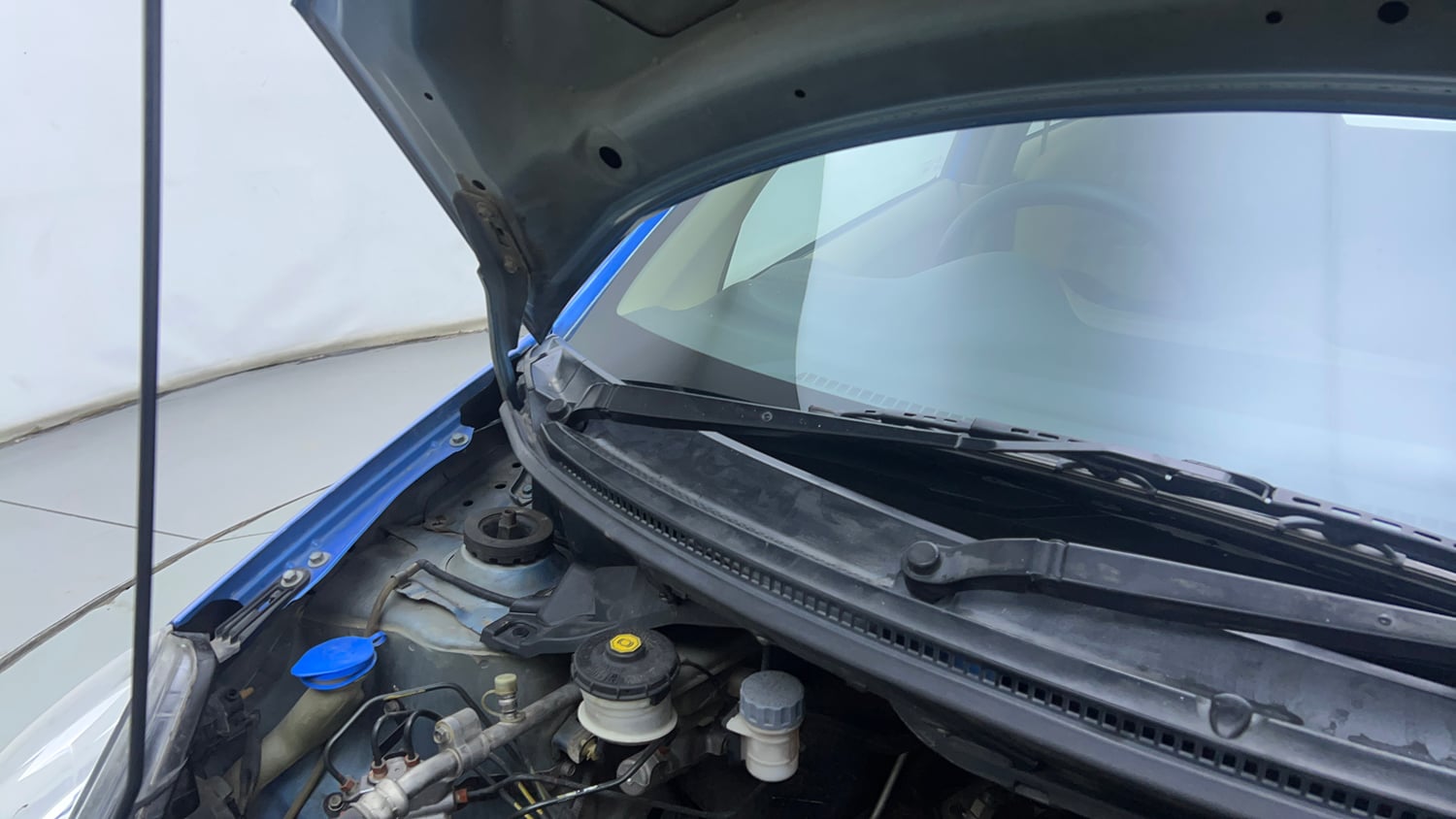 Used 2013 Honda Brio S MT Petrol Manual engine ENGINE RIGHT SIDE HINGE & APRON VIEW