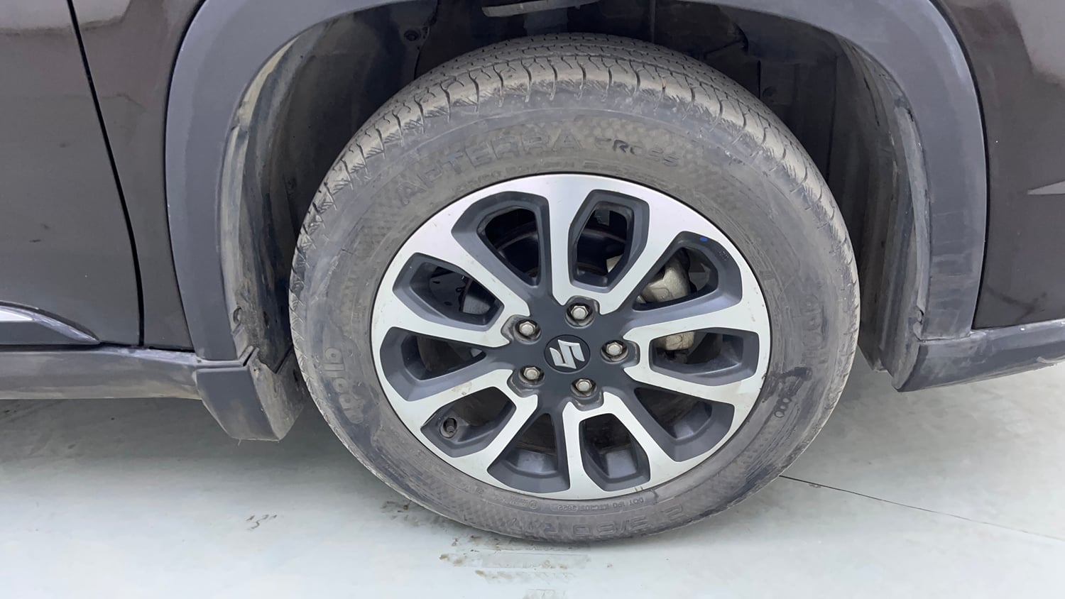 Used 2023 Maruti Suzuki Grand Vitara Alpha Smart Hybrid AT Petrol Automatic tyres RIGHT FRONT TYRE RIM VIEW
