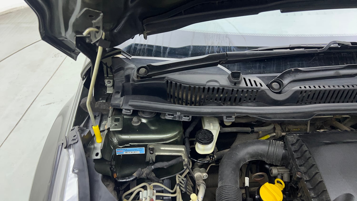 Used 2021 Tata Nexon XM Petrol Manual engine ENGINE RIGHT SIDE HINGE & APRON VIEW