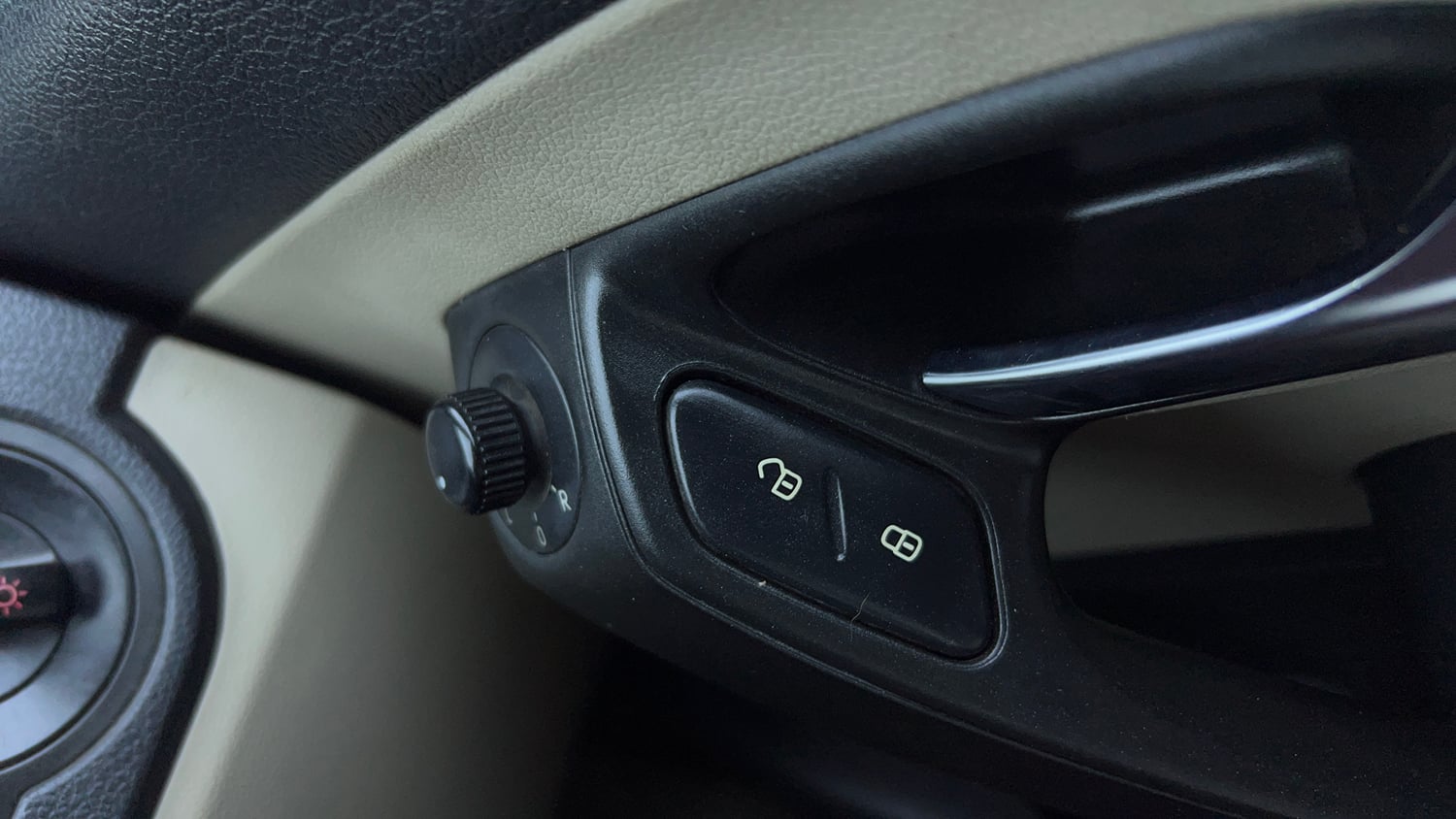 Used 2013 Volkswagen Polo Comfortline 1.2L (P) Petrol Manual top_features Adjustable ORVM