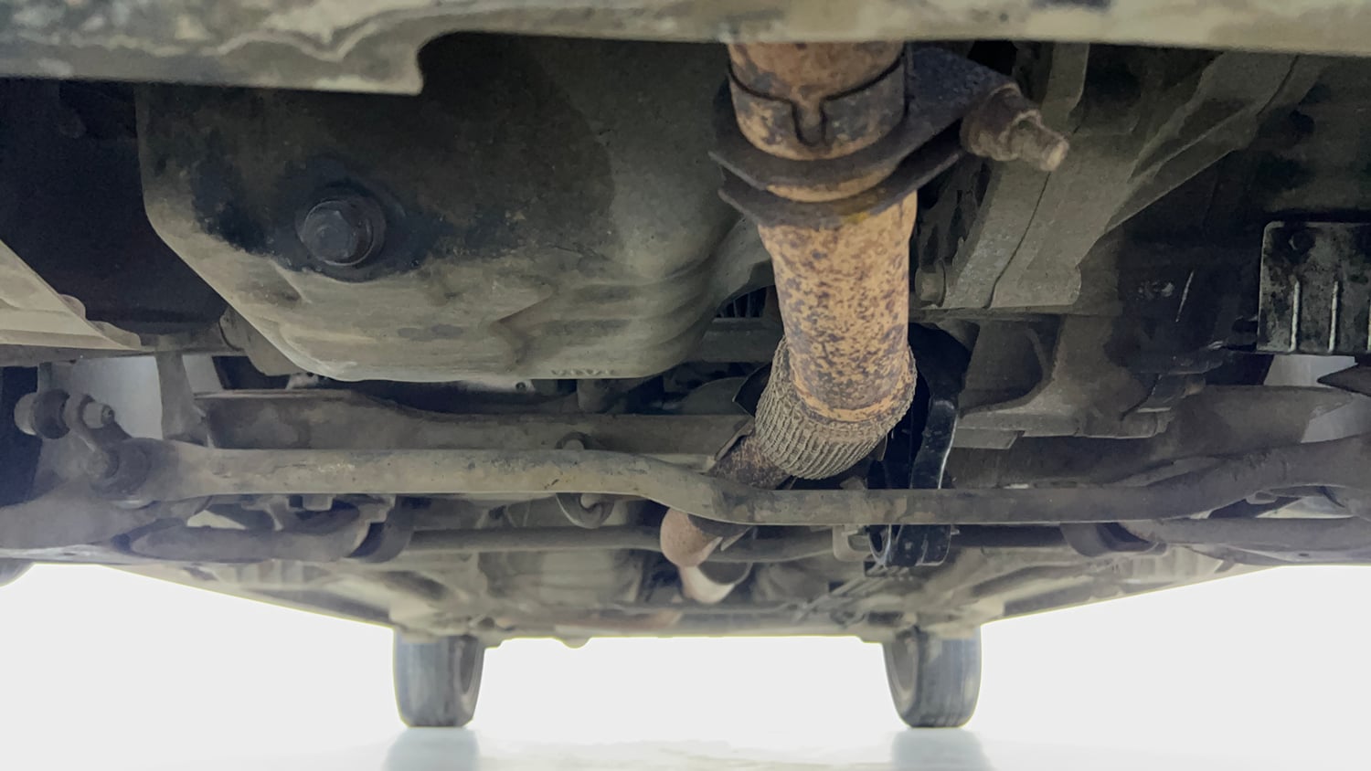 Used 2018 Tata Tigor Revotron XZA Petrol Automatic extra FRONT LEFT UNDERBODY VIEW