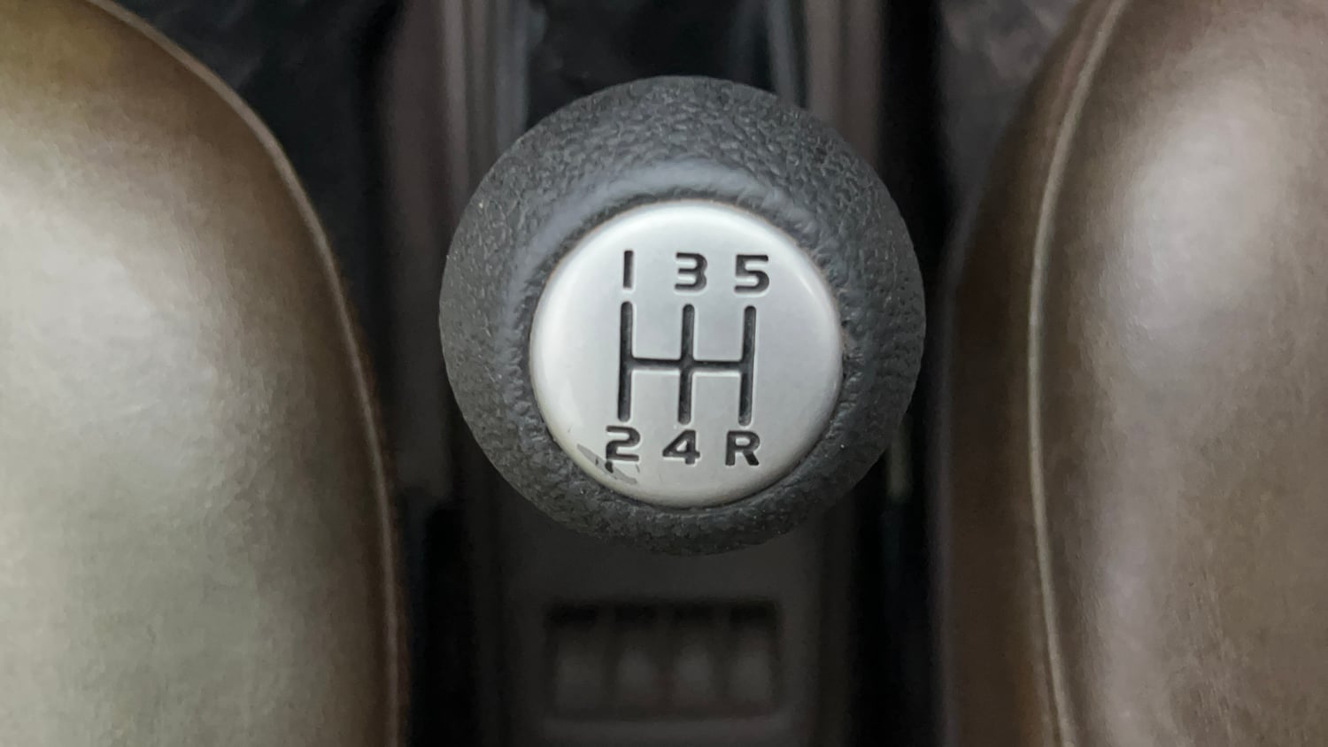 Used 2013 Maruti Suzuki Estilo LXi BS-IV Petrol Manual interior GEAR  KNOB VIEW