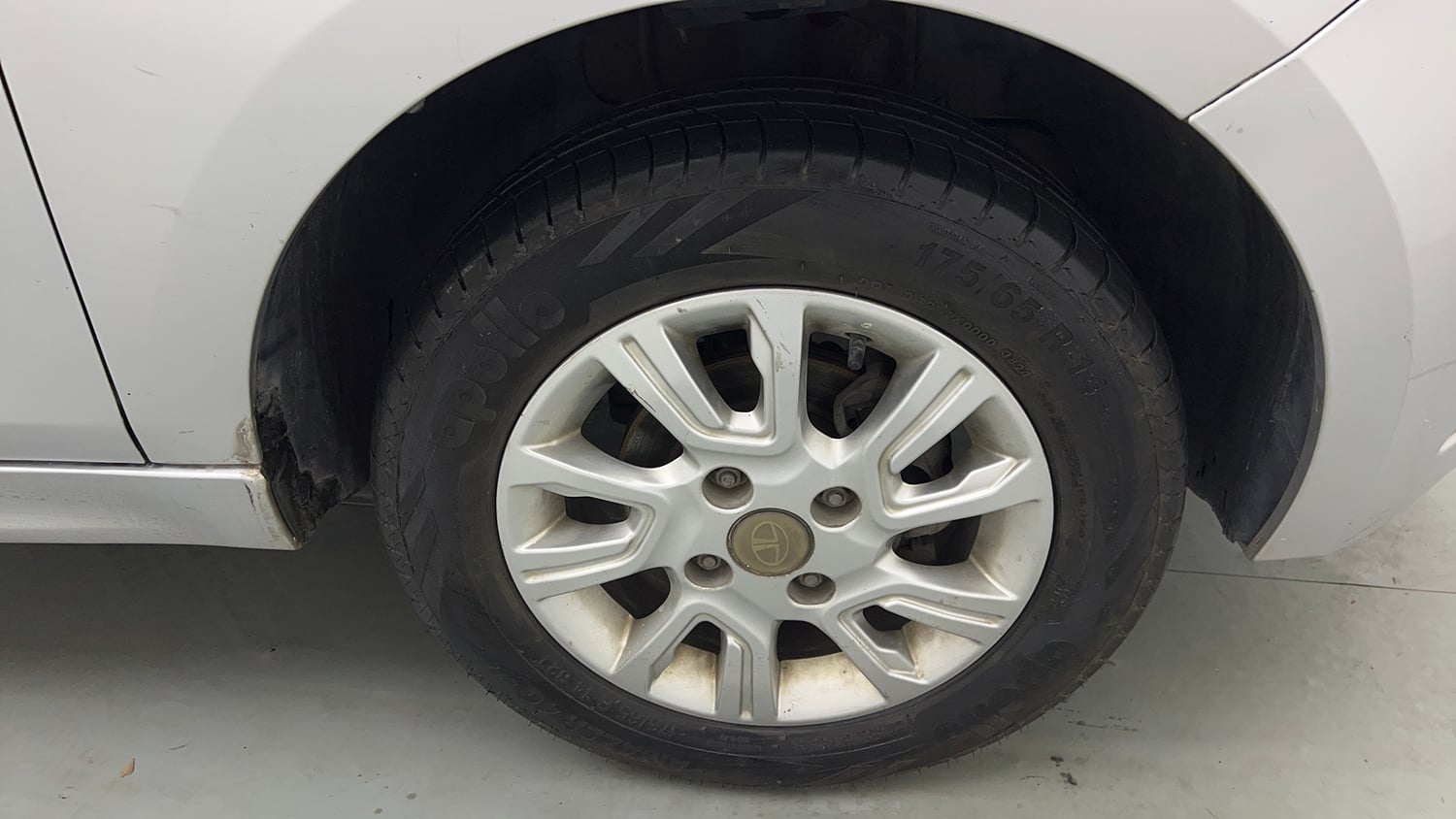 Used 2018 Tata Tiago Revotron XZ Petrol Manual tyres RIGHT FRONT TYRE RIM VIEW