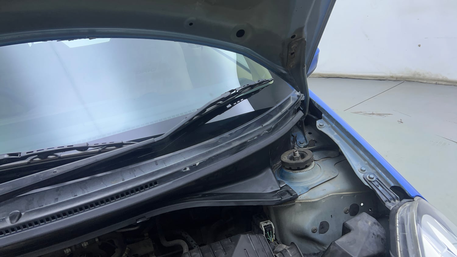 Used 2013 Honda Brio S MT Petrol Manual engine ENGINE LEFT SIDE HINGE & APRON VIEW