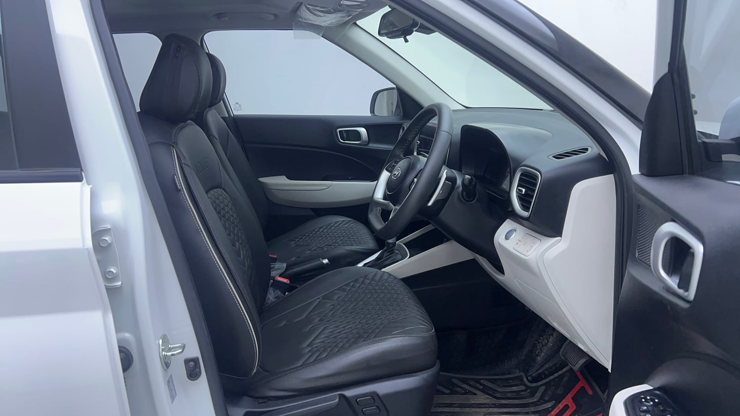 Used 2025 Hyundai Venue SX (O) 1.0 Turbo DCT Petrol Automatic interior RIGHT SIDE FRONT DOOR CABIN VIEW