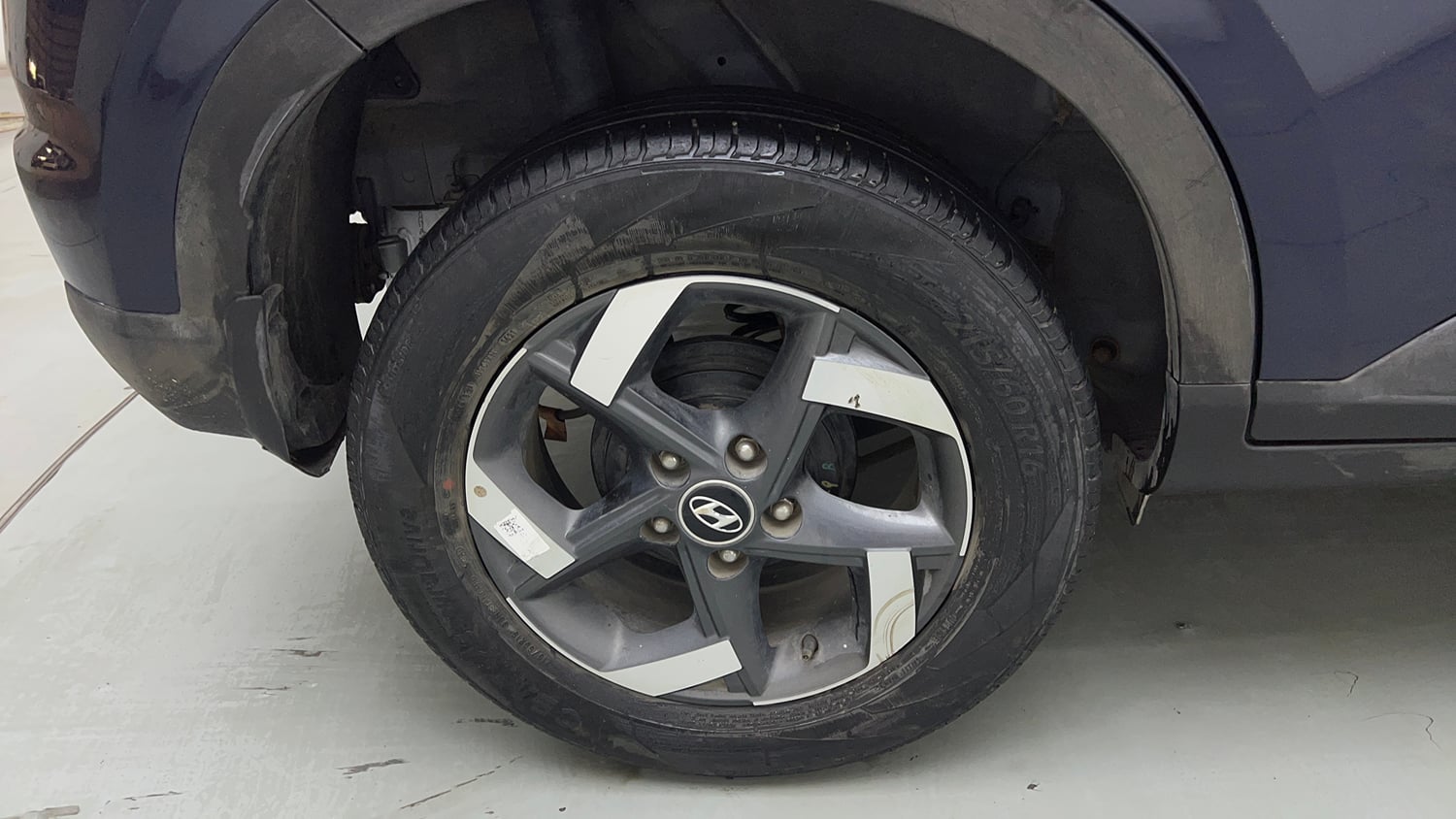 Used 2021 Hyundai Venue SX 1.0 Turbo Petrol Manual tyres RIGHT REAR TYRE RIM VIEW