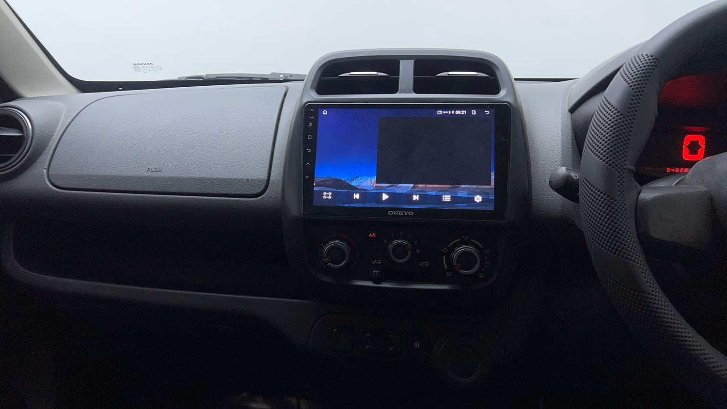 Used 2017 Renault Kwid 1.0 RXT Petrol Manual top_features Touch screen infotainment system