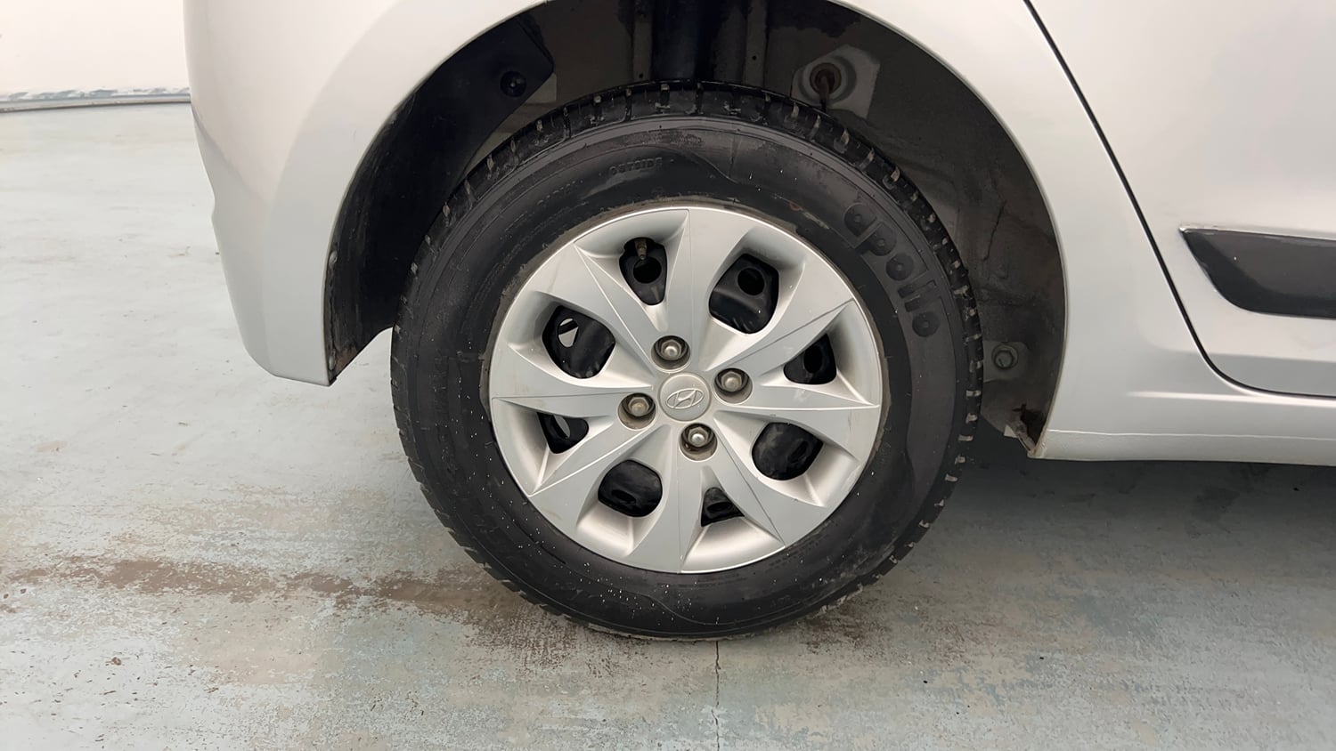 Used 2015 Hyundai Elite i20 Sportz 1.2 Petrol Manual tyres RIGHT REAR TYRE RIM VIEW