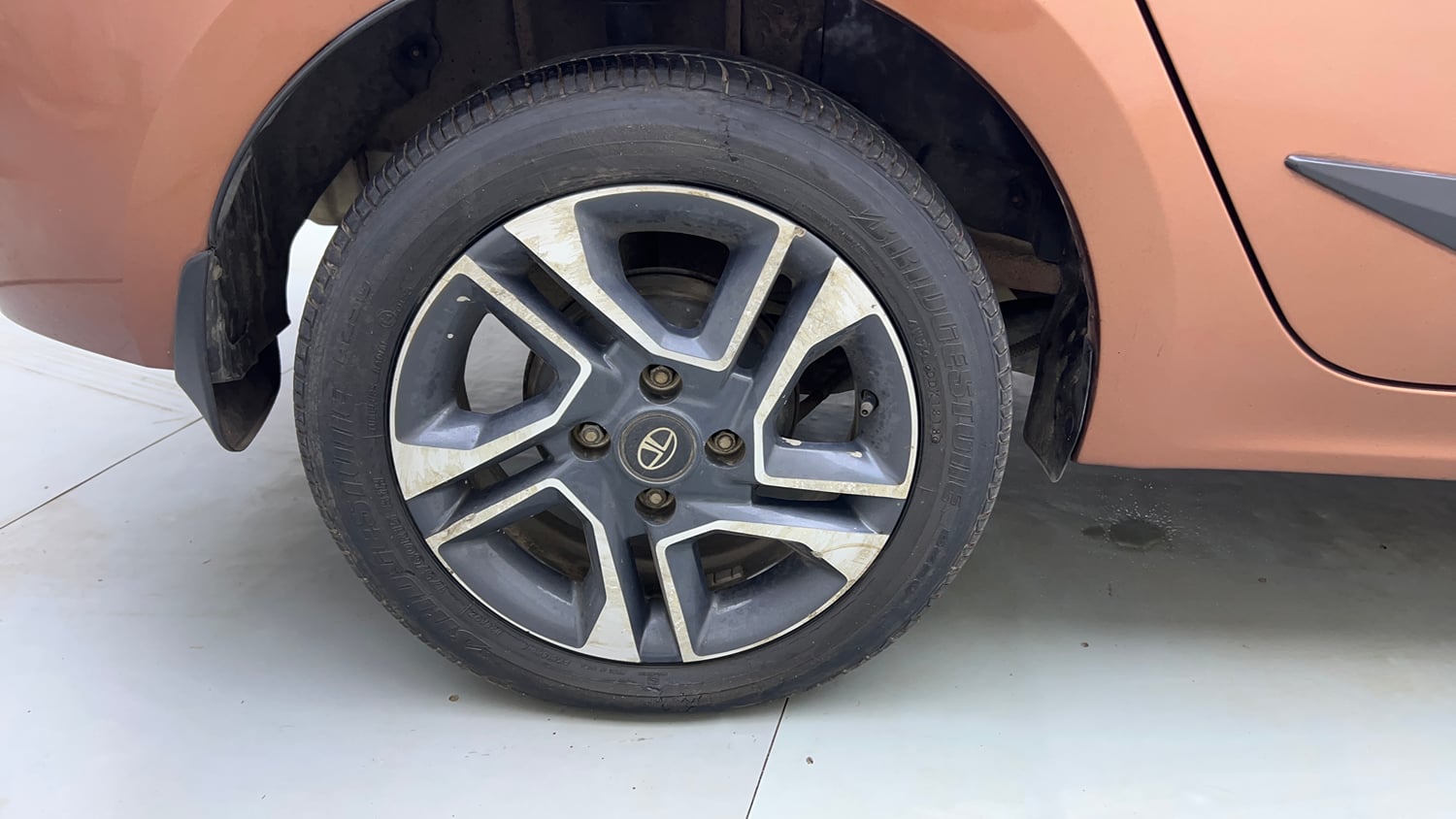 Used 2018 Tata Tigor Revotron XZA Petrol Automatic tyres RIGHT REAR TYRE RIM VIEW