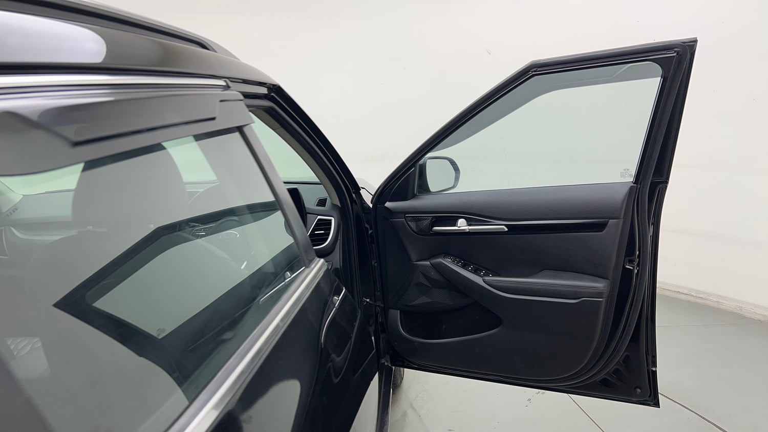 Used 2020 Kia Seltos Anniversary Edition 1.5 Petrol Manual interior RIGHT FRONT DOOR OPEN VIEW