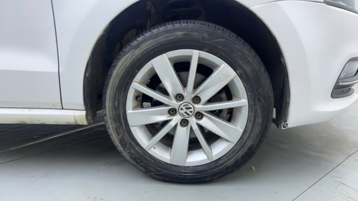 Used 2017 Volkswagen Polo Highline1.2L (P) Petrol Manual tyres RIGHT FRONT TYRE RIM VIEW