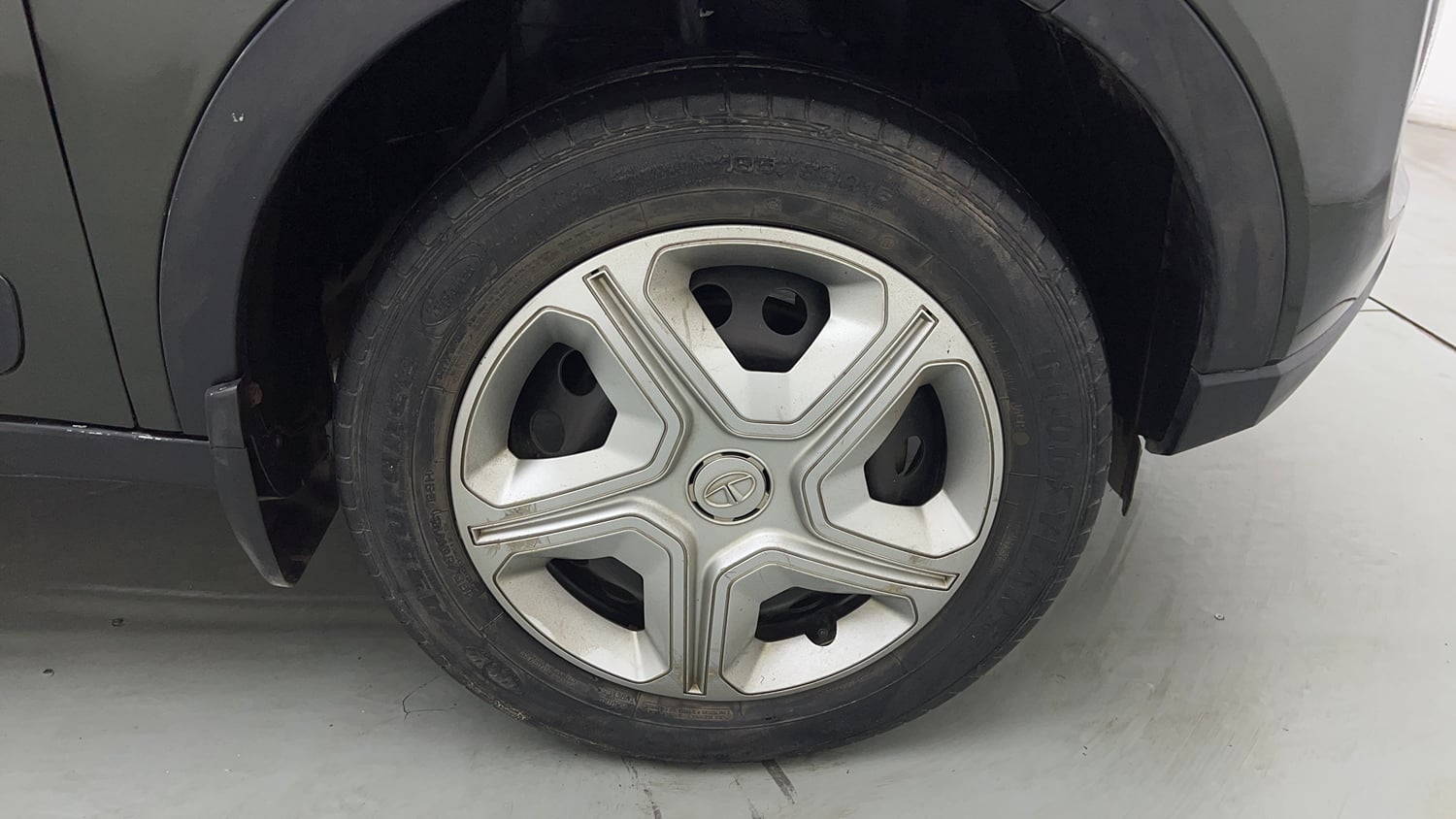 Used 2021 Tata Nexon XM Petrol Manual tyres RIGHT FRONT TYRE RIM VIEW