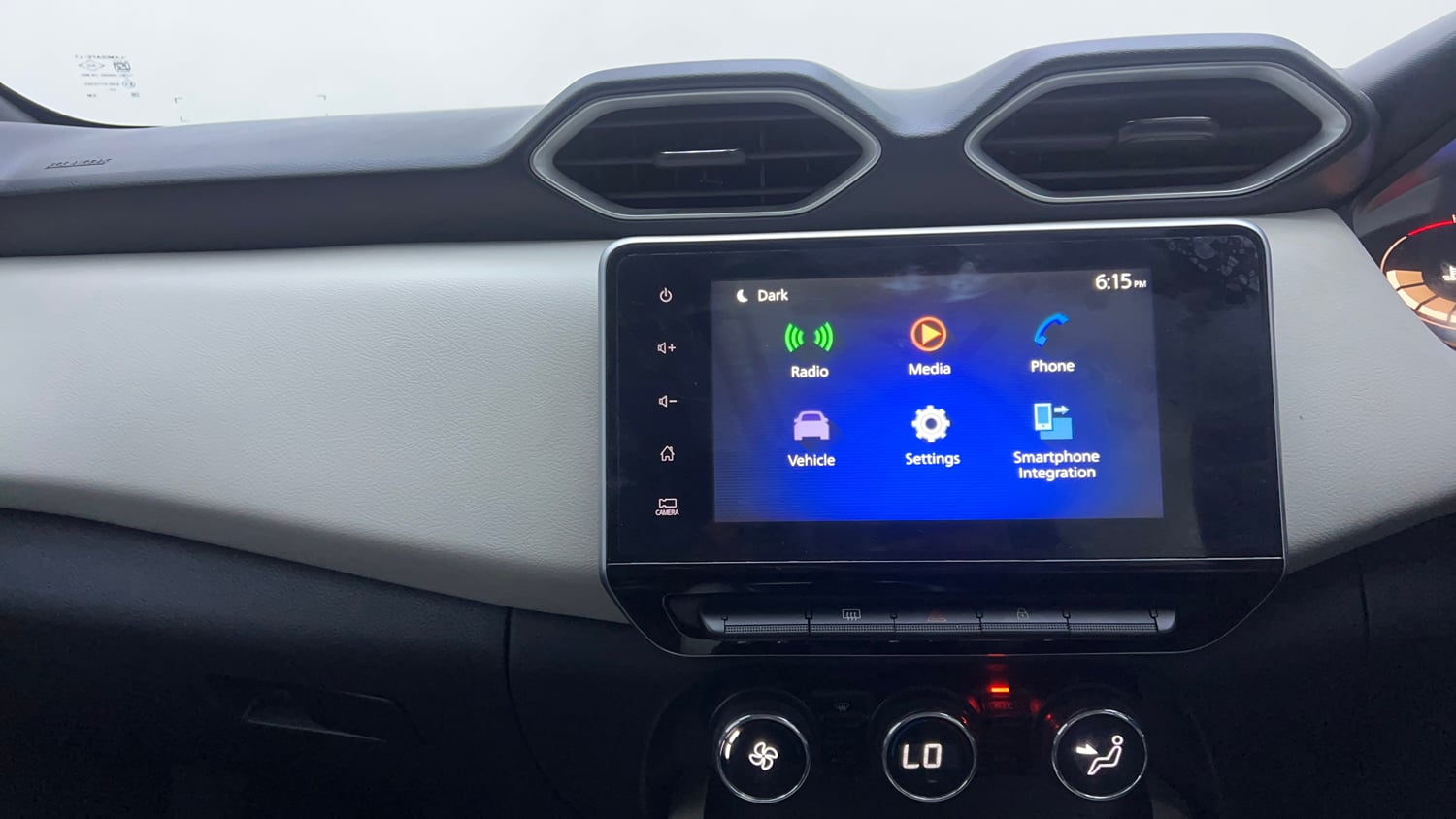 Used 2022 Nissan Magnite XV Petrol Manual interior MUSIC SYSTEM & AC CONTROL VIEW