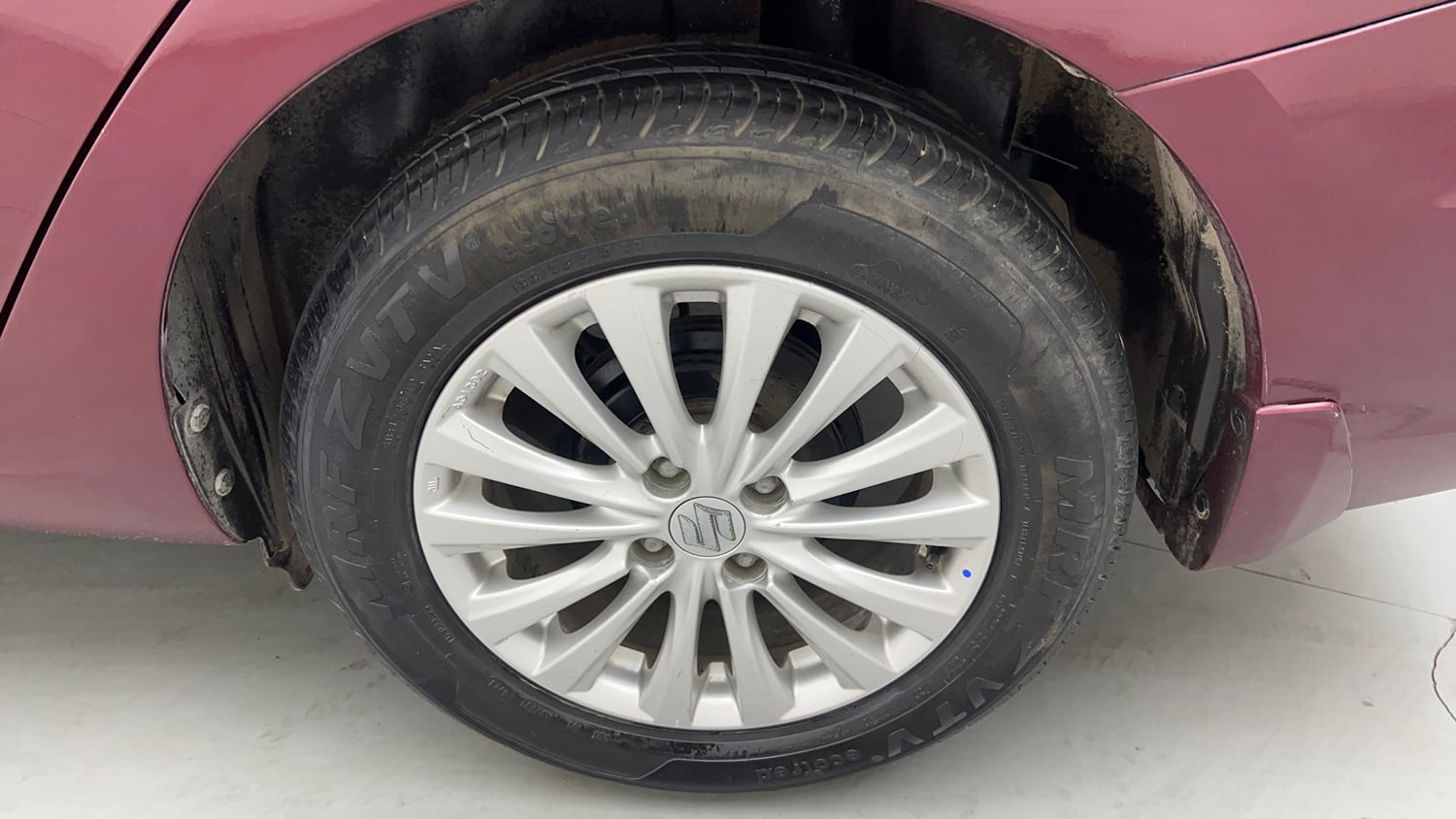 Used 2015 Maruti Suzuki Ciaz ZXi  AT Petrol Automatic tyres LEFT REAR TYRE RIM VIEW