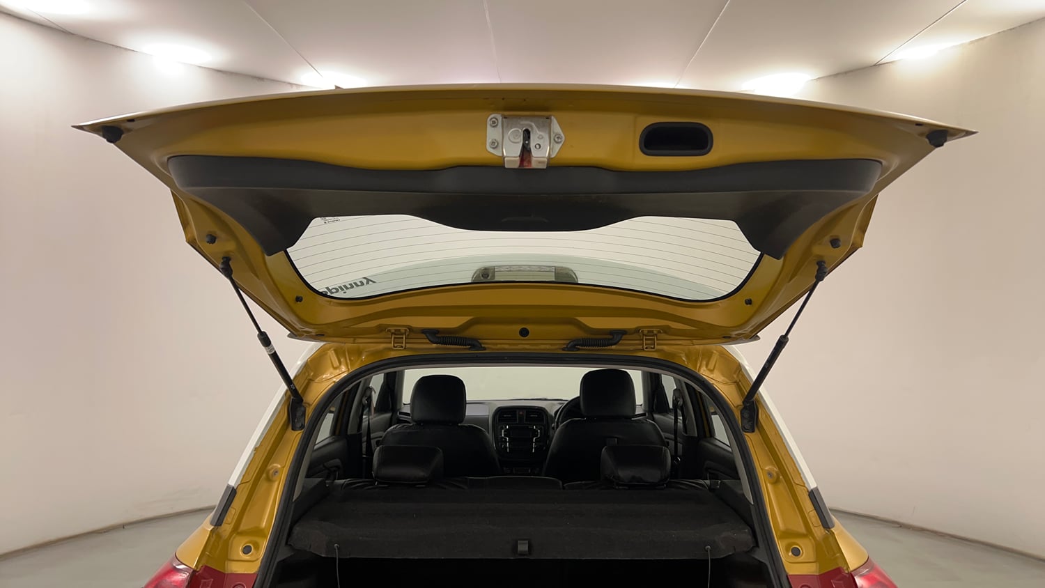 Used 2017 Maruti Suzuki Vitara Brezza [2016-2020] ZDi Diesel Manual interior DICKY DOOR OPEN VIEW