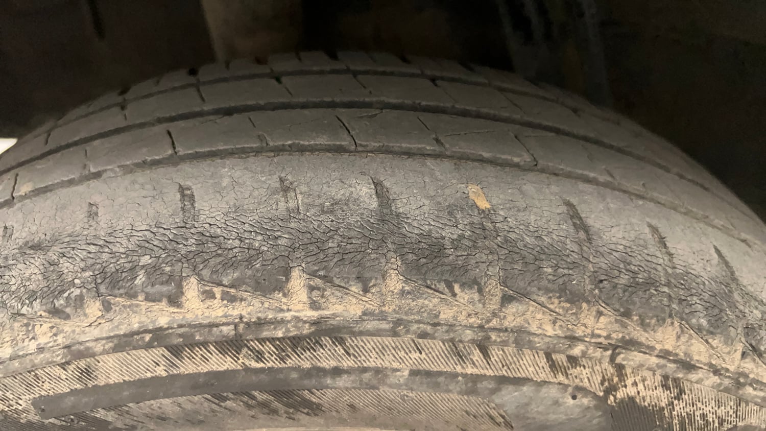 Used 2022 Renault Kwid RXL (O) 1.0 Petrol Manual tyres RIGHT REAR TYRE TREAD VIEW