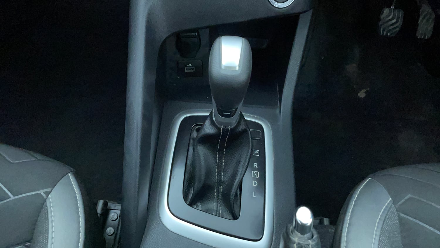 Used 2022 Nissan Magnite XV Premium Turbo CVT Petrol Automatic interior GEAR  KNOB VIEW