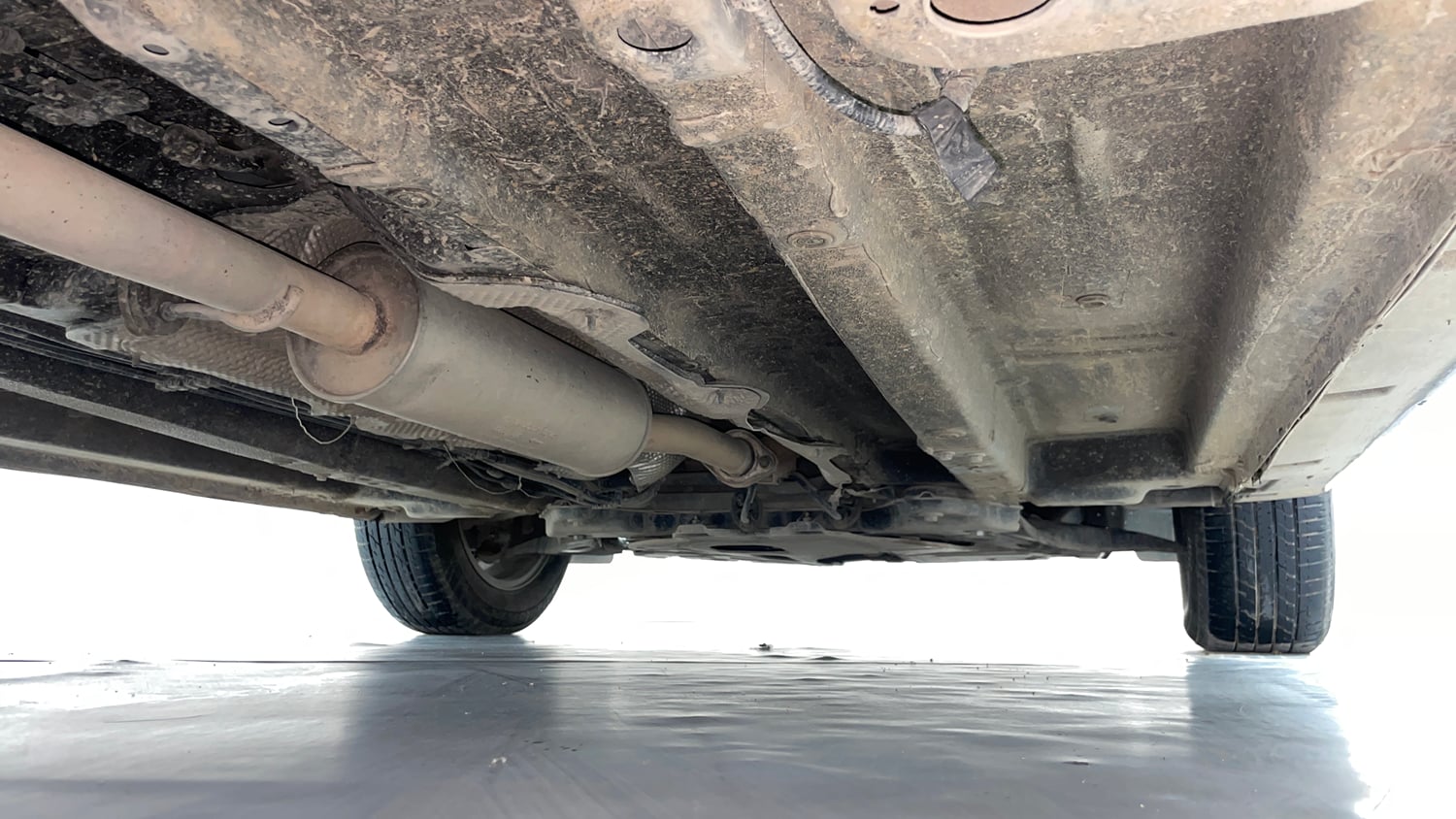 Used 2023 Mahindra XUV 300 W8 (O) 1.5 Diesel AMT Diesel Automatic extra REAR RIGHT UNDERBODY VIEW