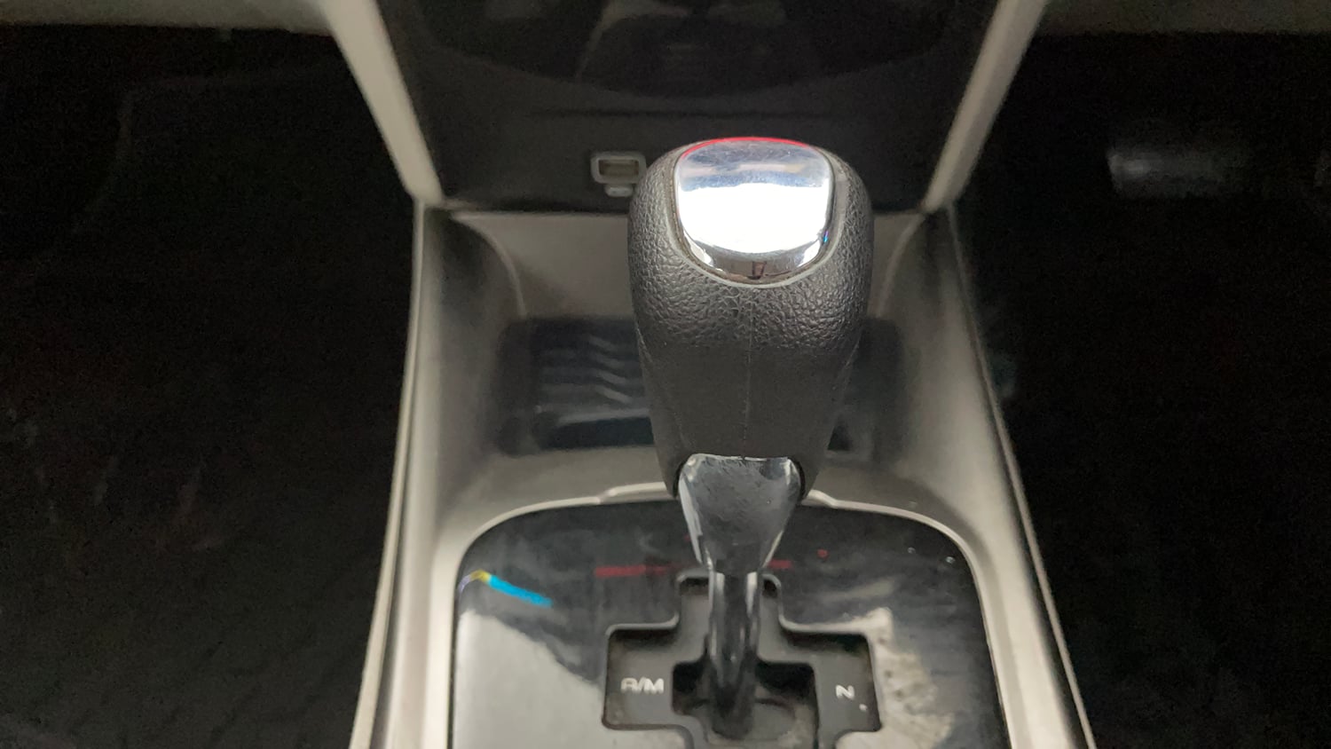 Used 2023 Mahindra XUV 300 W8 (O) 1.5 Diesel AMT Diesel Automatic interior GEAR  KNOB VIEW