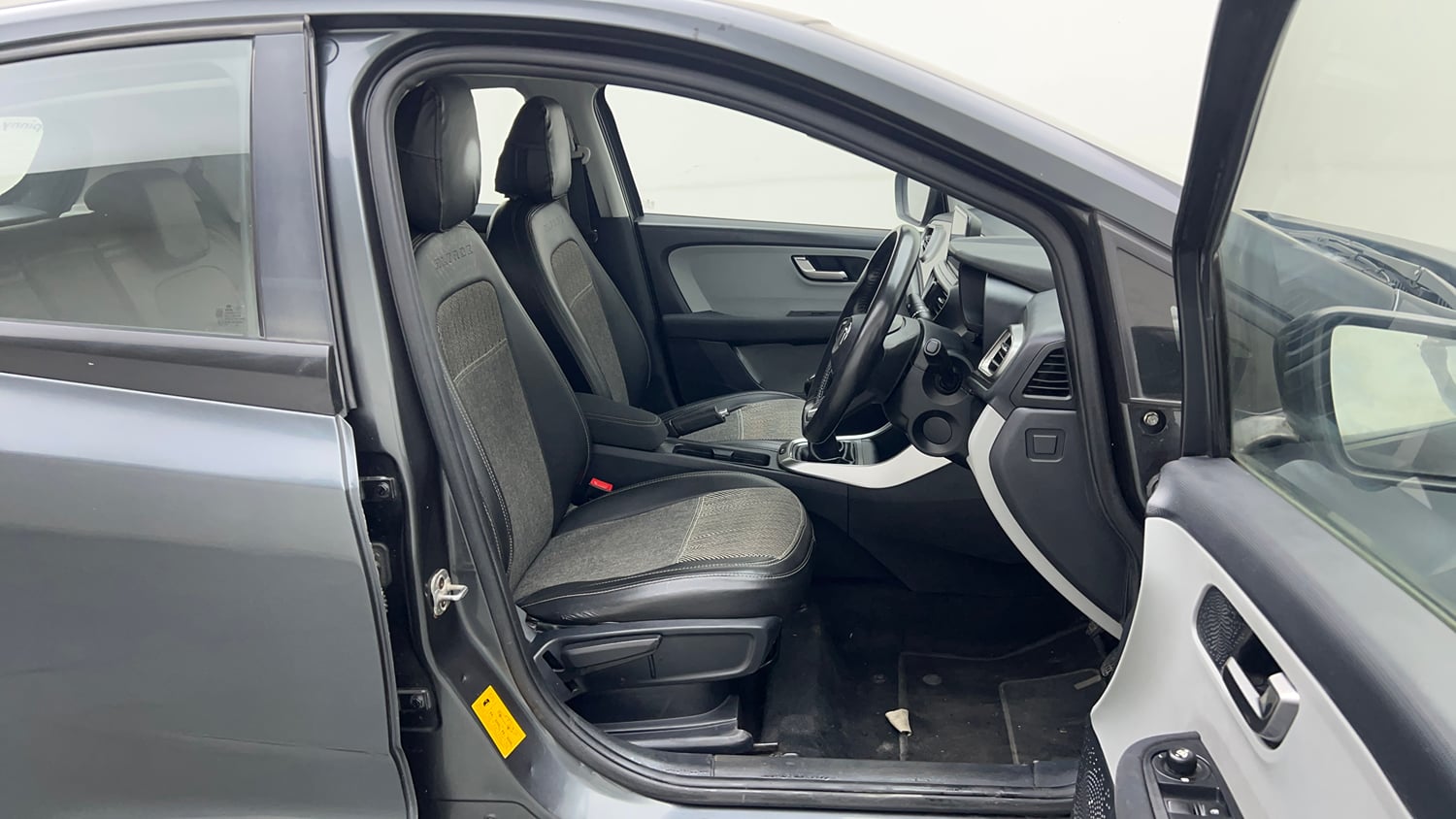 Used 2020 Tata Altroz XZ Petrol Petrol Manual interior RIGHT SIDE FRONT DOOR CABIN VIEW