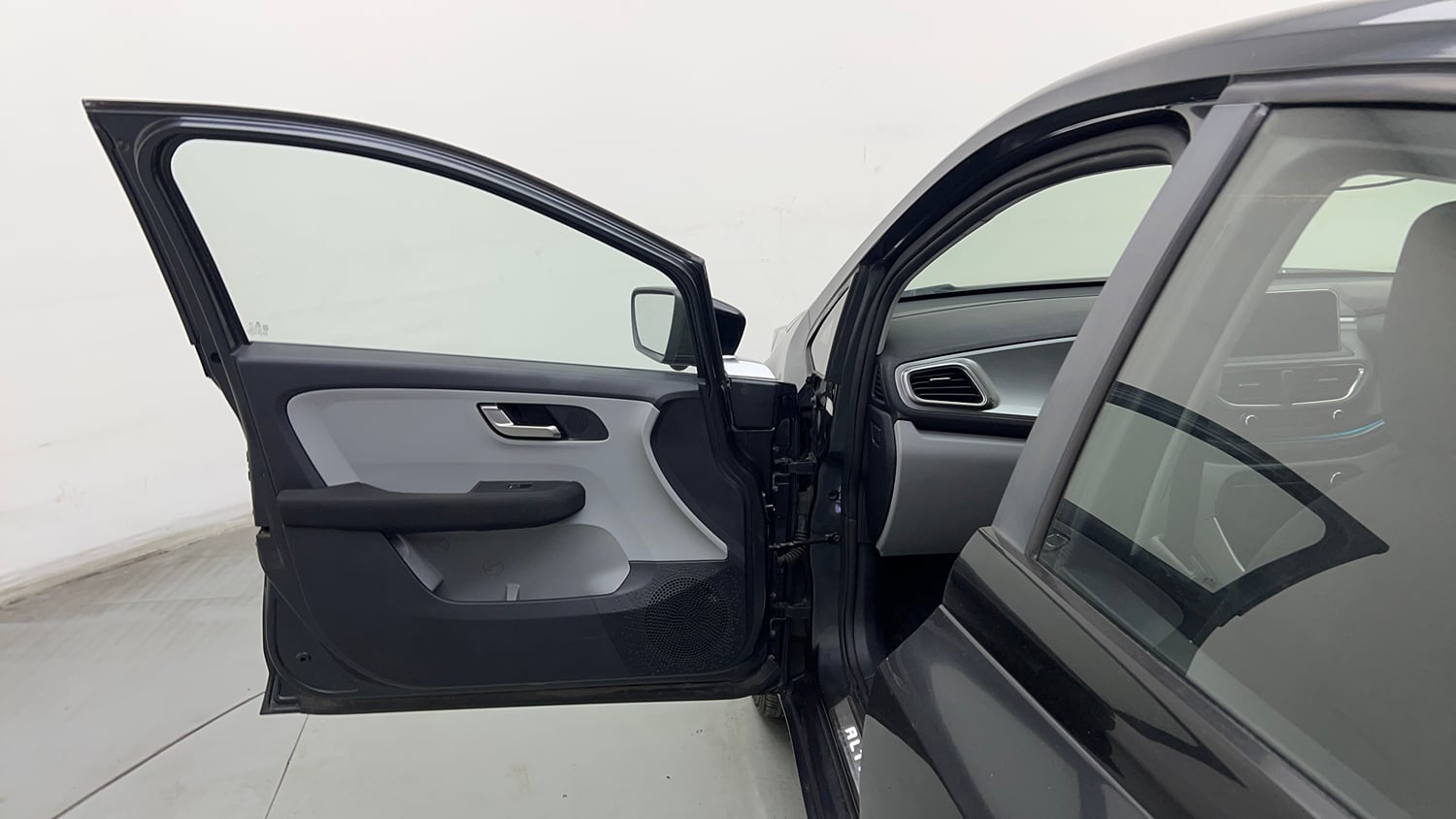 Used 2020 Tata Altroz XZ Petrol Petrol Manual interior LEFT FRONT DOOR OPEN VIEW