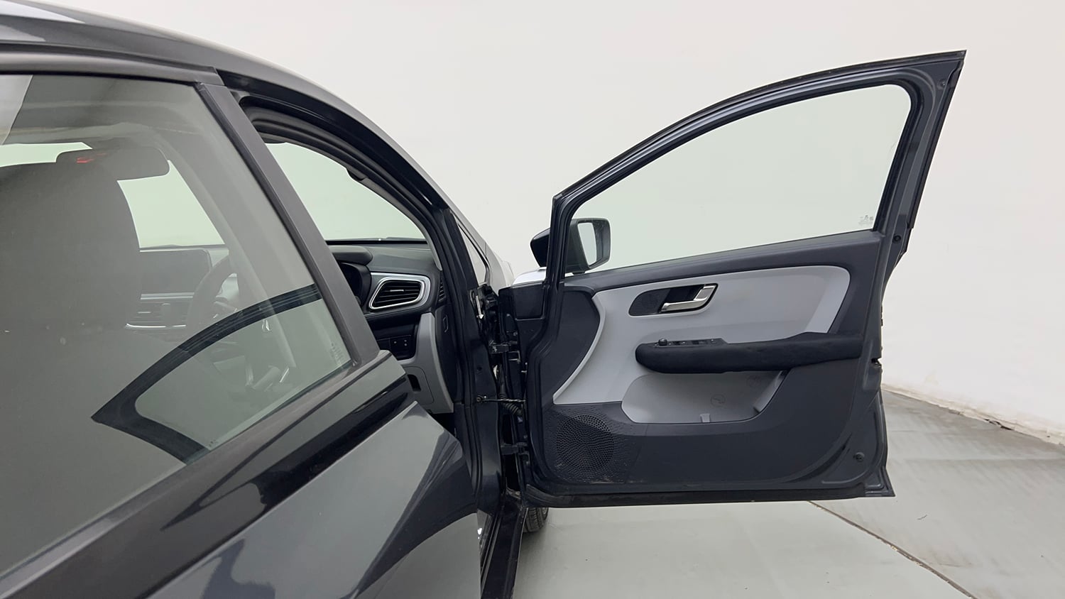 Used 2020 Tata Altroz XZ Petrol Petrol Manual interior RIGHT FRONT DOOR OPEN VIEW