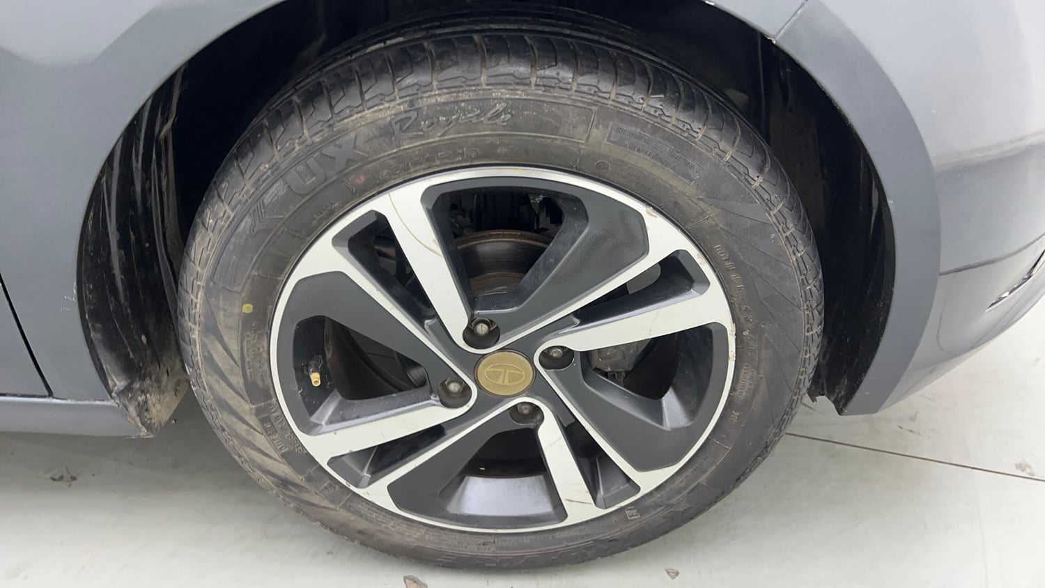 Used 2020 Tata Altroz XZ Petrol Petrol Manual tyres RIGHT FRONT TYRE RIM VIEW