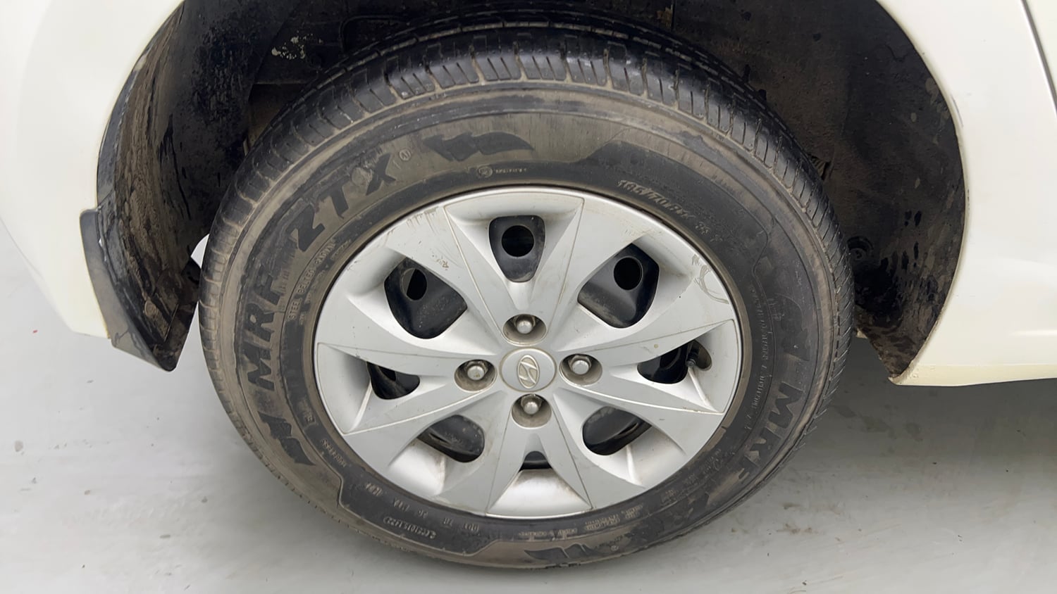 Used 2017 Hyundai Elite i20 Sportz 1.2 Petrol Manual tyres RIGHT REAR TYRE RIM VIEW